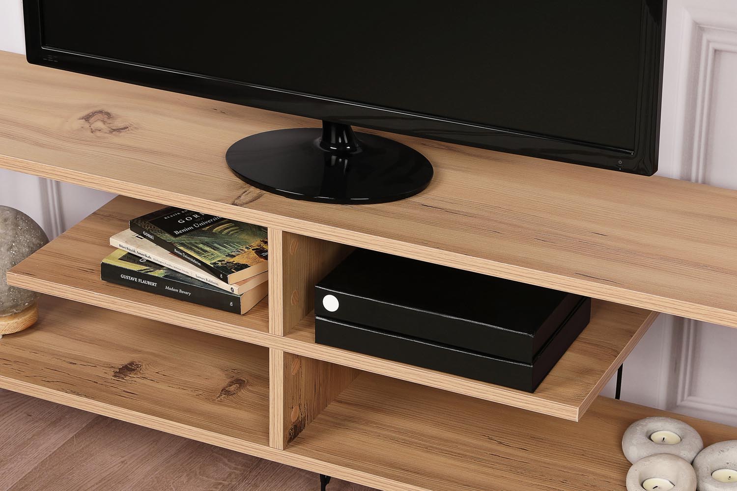 Eze - Oak in Eiche präsentiert im Onlineshop von KAQTU Design AG. Sideboard ist von Hanah Home