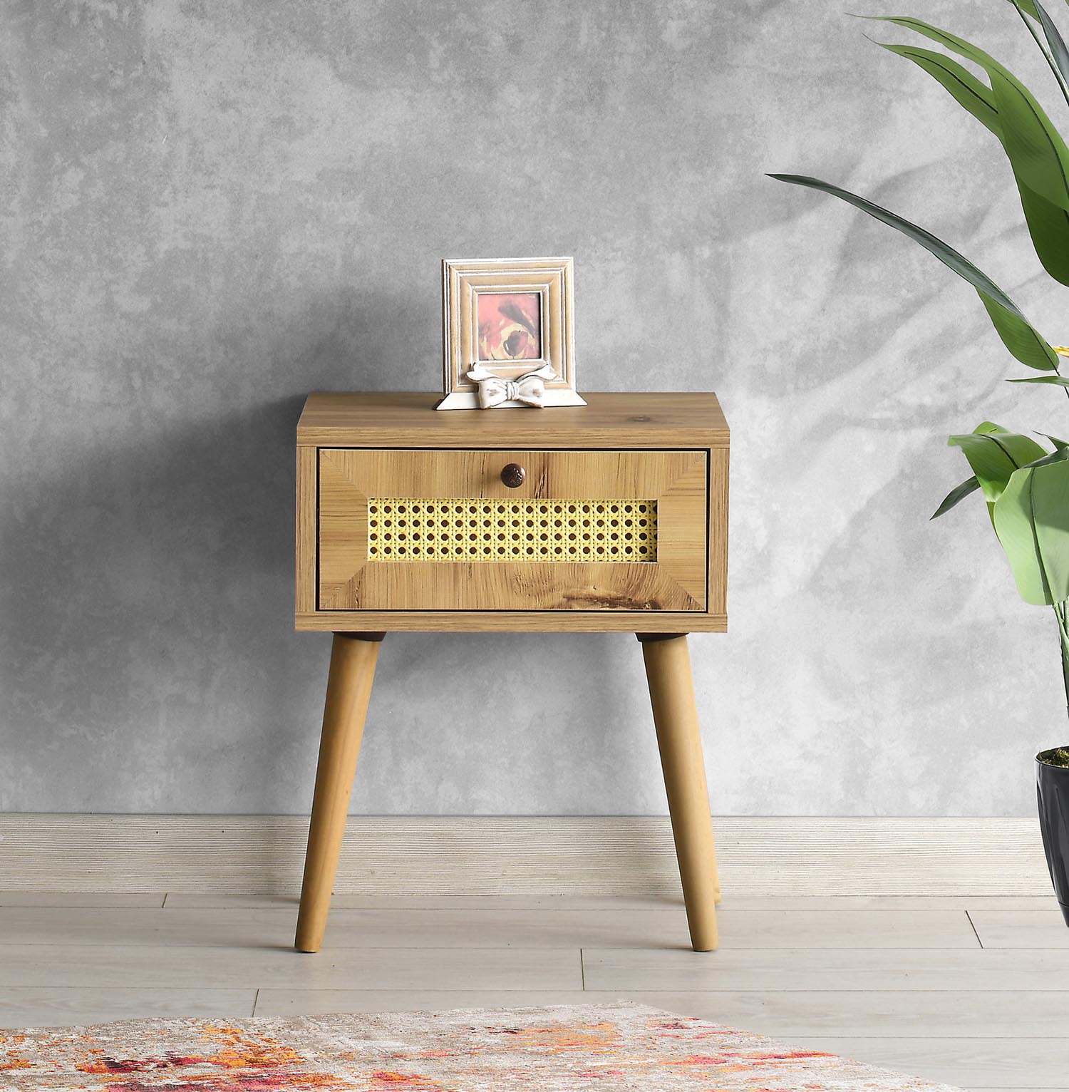 Euromos in Eiche präsentiert im Onlineshop von KAQTU Design AG. Nachttisch ist von Hanah Home