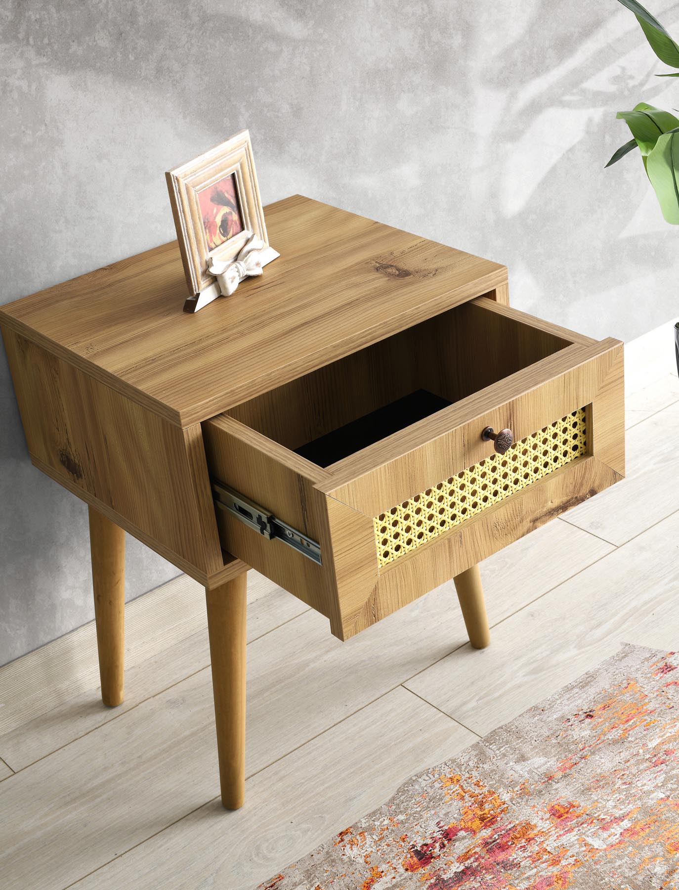 Euromos in Eiche präsentiert im Onlineshop von KAQTU Design AG. Nachttisch ist von Hanah Home