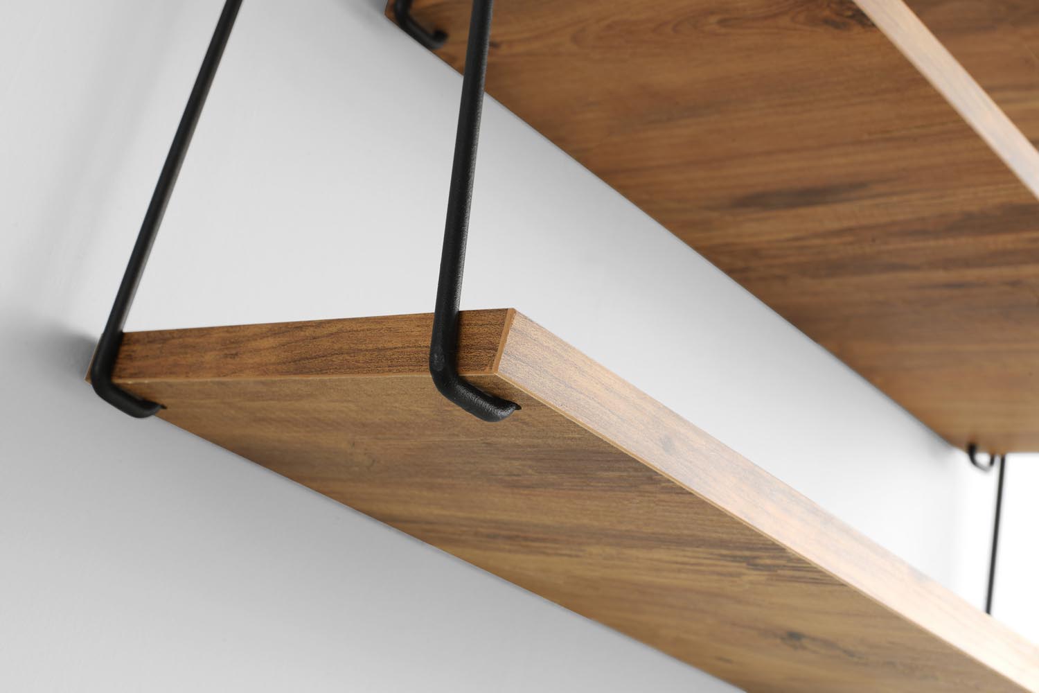 Zihon in Kiefer präsentiert im Onlineshop von KAQTU Design AG. Wandregal ist von Hanah Home