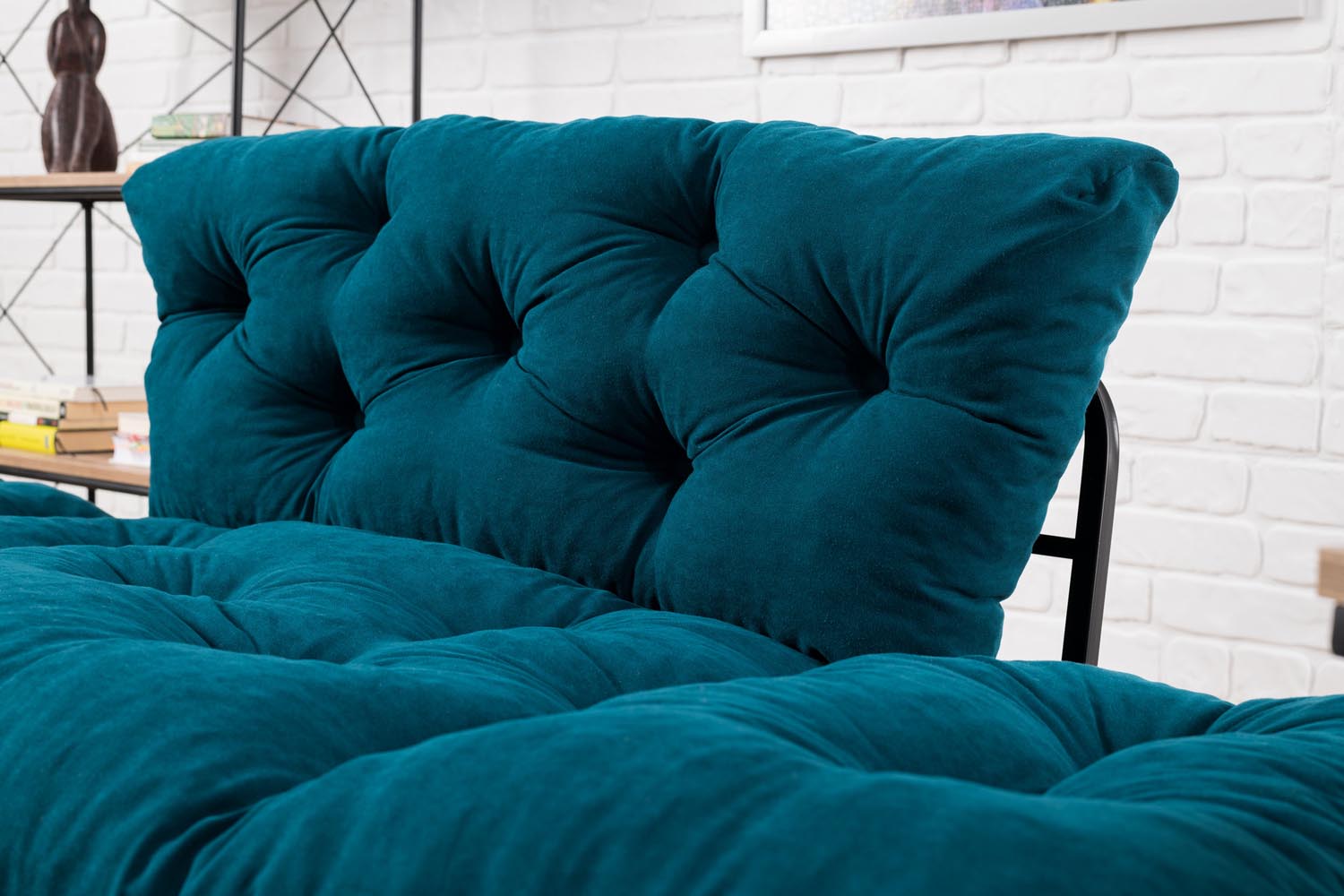 Nitta - Petrol Blue in Petrol Blau präsentiert im Onlineshop von KAQTU Design AG. Bettsofa ist von Atelier Del Sofa