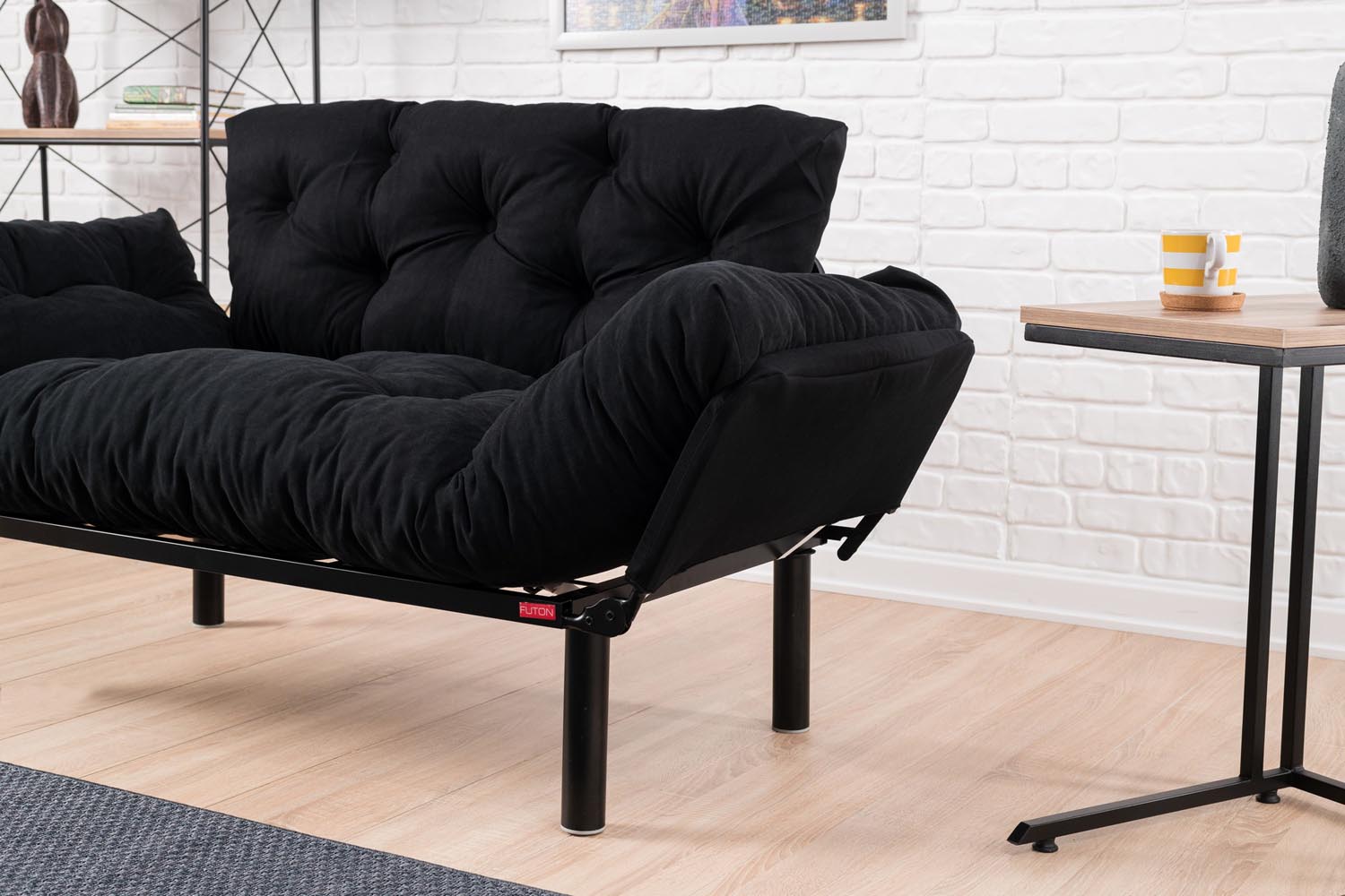 Nitta - Black in Schwarz präsentiert im Onlineshop von KAQTU Design AG. Bettsofa ist von Atelier Del Sofa