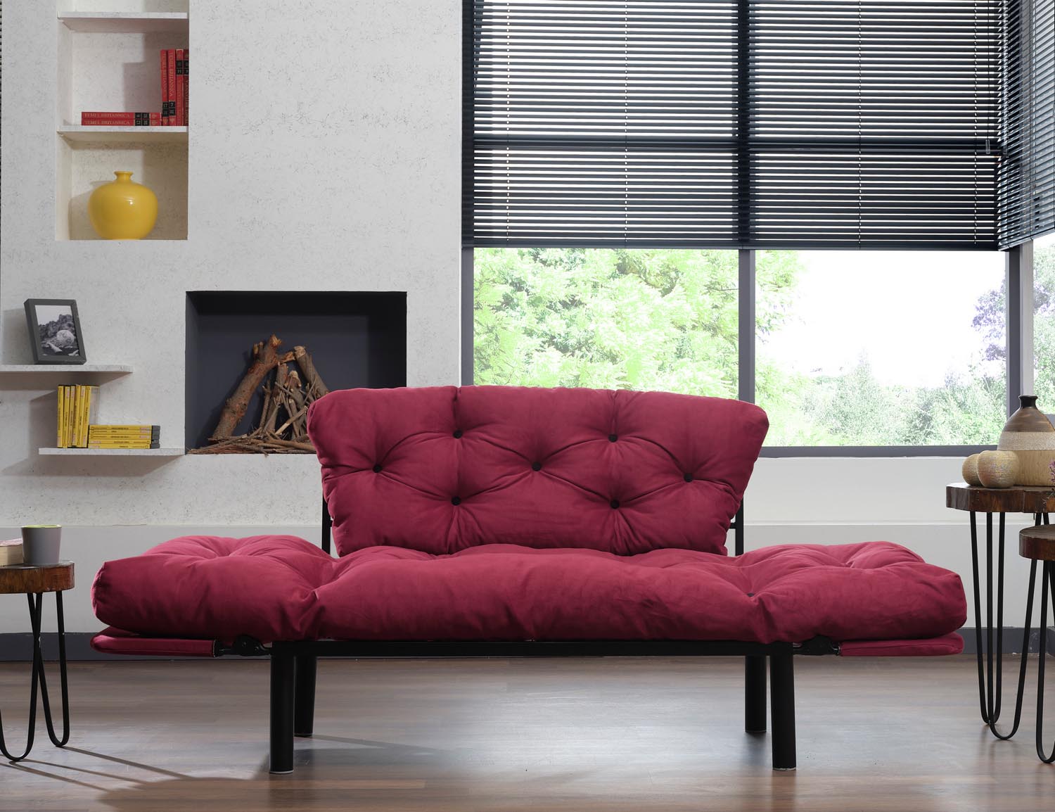Nitta - Maroon in Maroons präsentiert im Onlineshop von KAQTU Design AG. Bettsofa ist von Atelier Del Sofa
