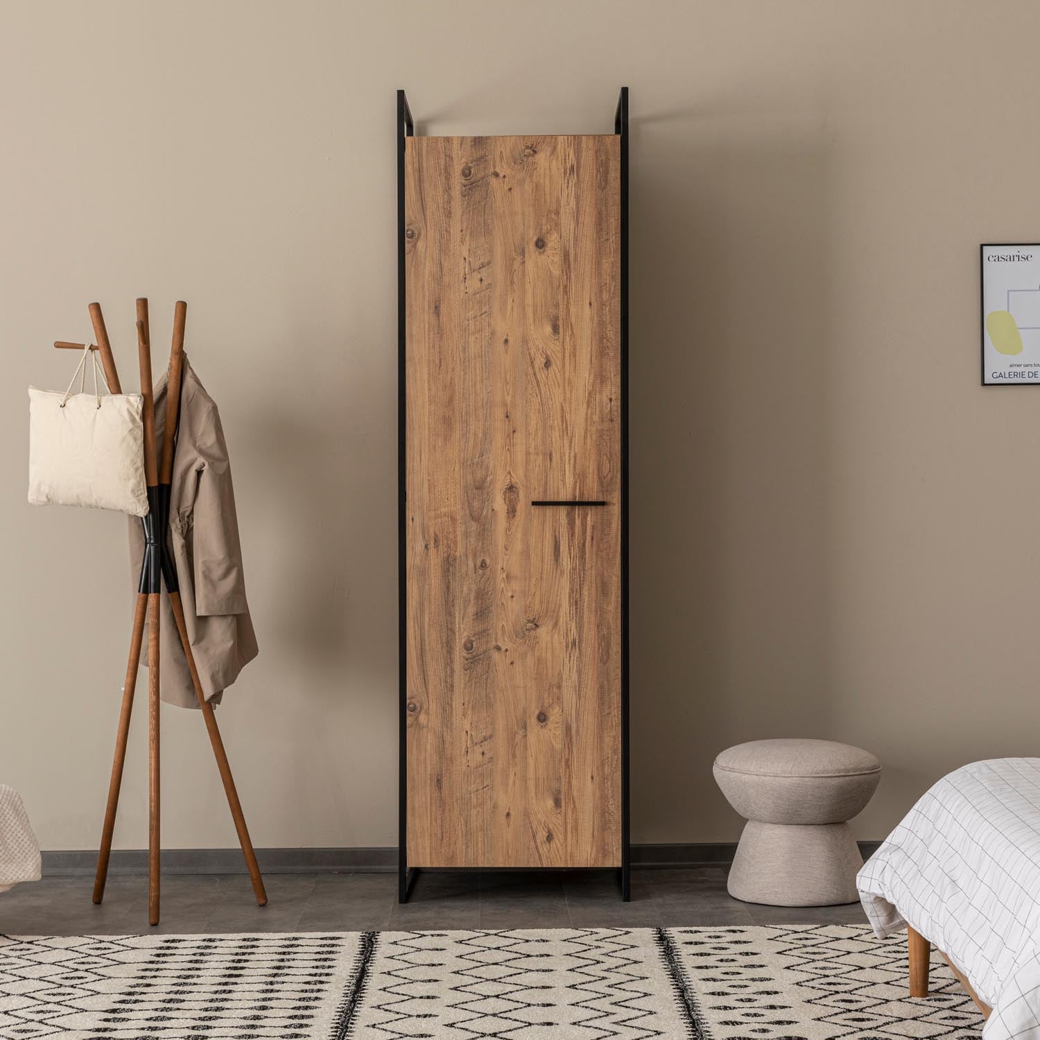 Dynamic - 08 in Atlantische Kiefer präsentiert im Onlineshop von KAQTU Design AG. Garderobe ist von Hanah Home