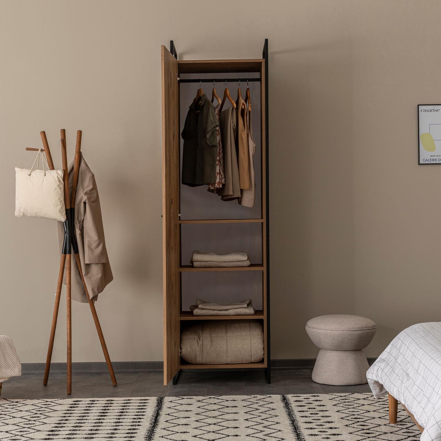Dynamic - 08 in Atlantische Kiefer präsentiert im Onlineshop von KAQTU Design AG. Garderobe ist von Hanah Home