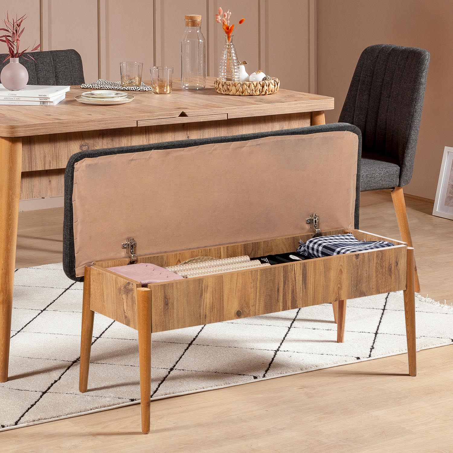 Gestalten Sie Ihr Esszimmer mit dem Vina 1053 Esstisch von Hanah Home. Ausziehbar, elegant und ideal für jede Gelegenheit!