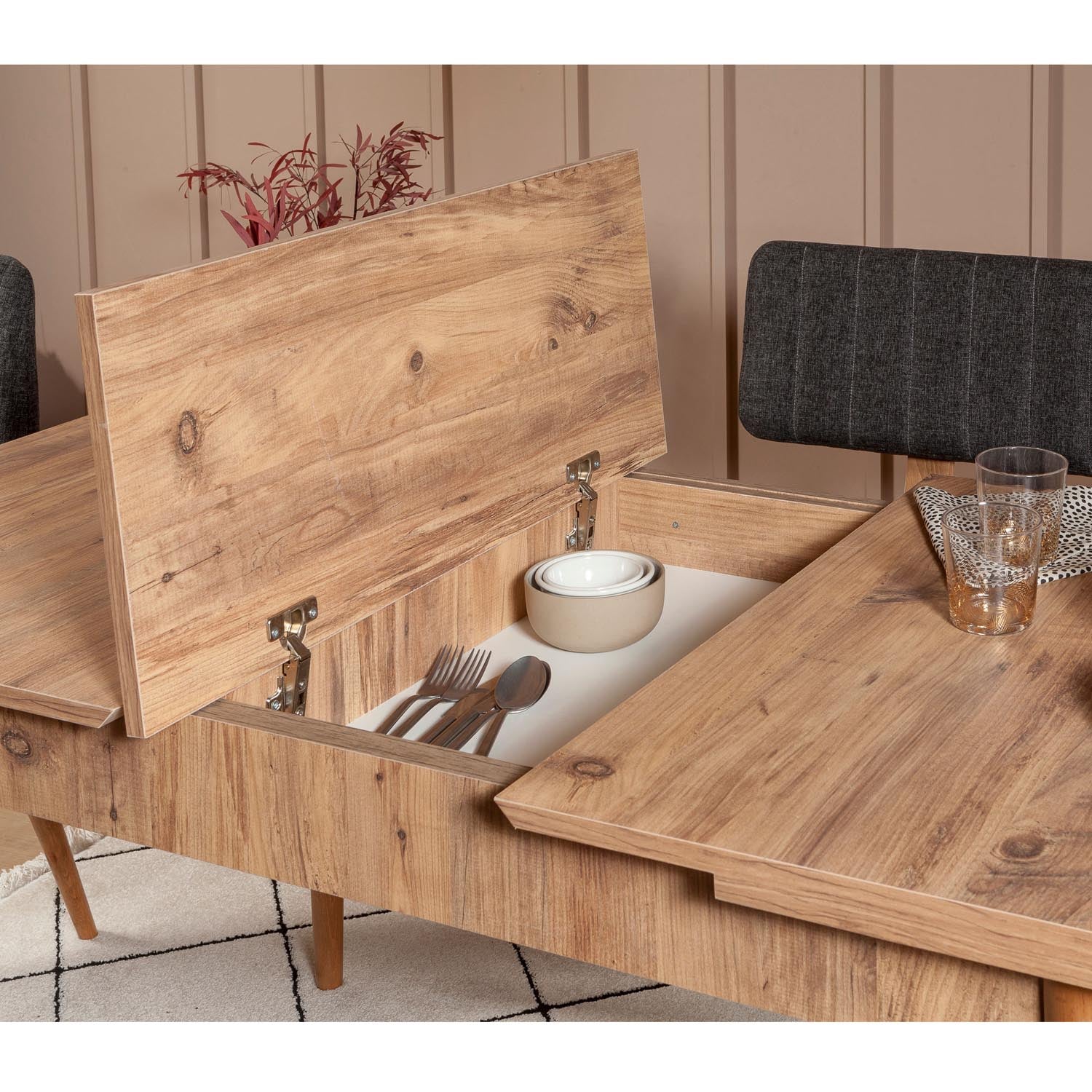 Entdecken Sie den Vina 1053 Esstisch von Hanah Home: Ausziehbar, stilvoll in Atlantischer Kiefer und Anthrazit – perfekt für gesellige Abende!