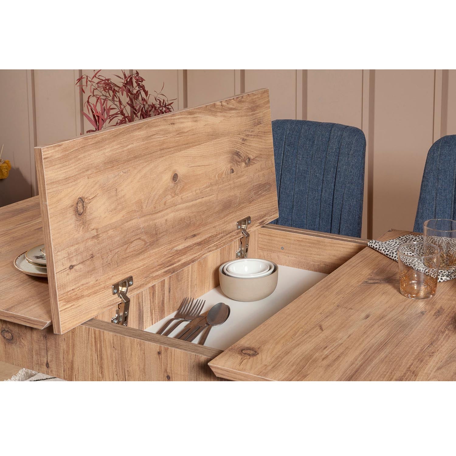 Entdecken Sie den Vina Atlantic Dark Esstisch von Hanah Home in stilvollem Dunkelblau. Ausziehbar, langlebig und ideal für elegante Dinnerpartys.