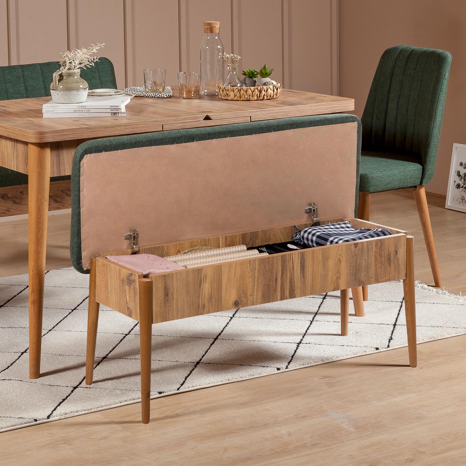 Gestalten Sie Ihr Esszimmer mit dem Vina 1070 Esstisch in Atlantischer Kiefer Grün von Hanah Home – modern, funktional und einladend für jede Gelegenheit.