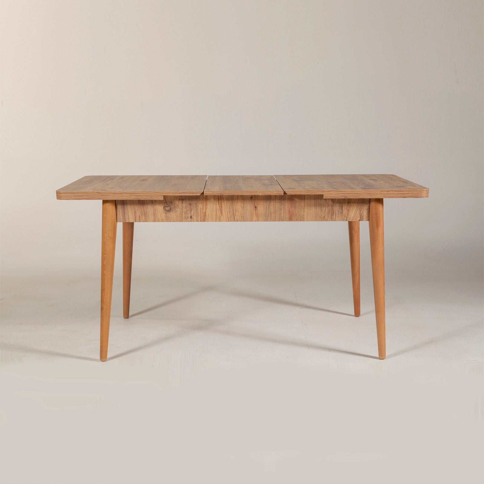 Erleben Sie den Vina Esstisch aus Atlantischer Kiefer von Hanah Home – eine elegante, ausziehbare Lösung für gesellige Essmomente!
