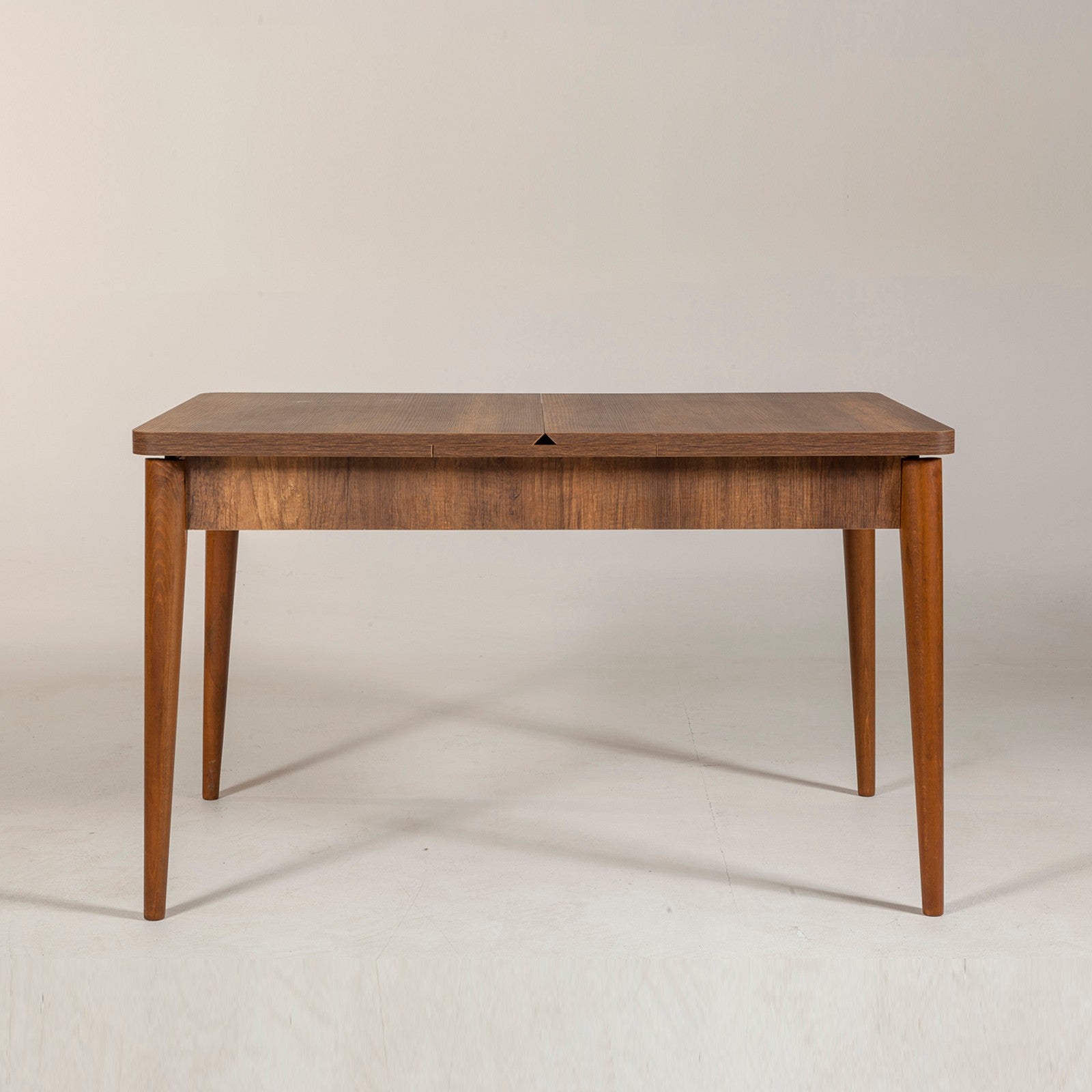 Vina - Walnut in Walnuss präsentiert im Onlineshop von KAQTU Design AG. Esstisch ist von Hanah Home