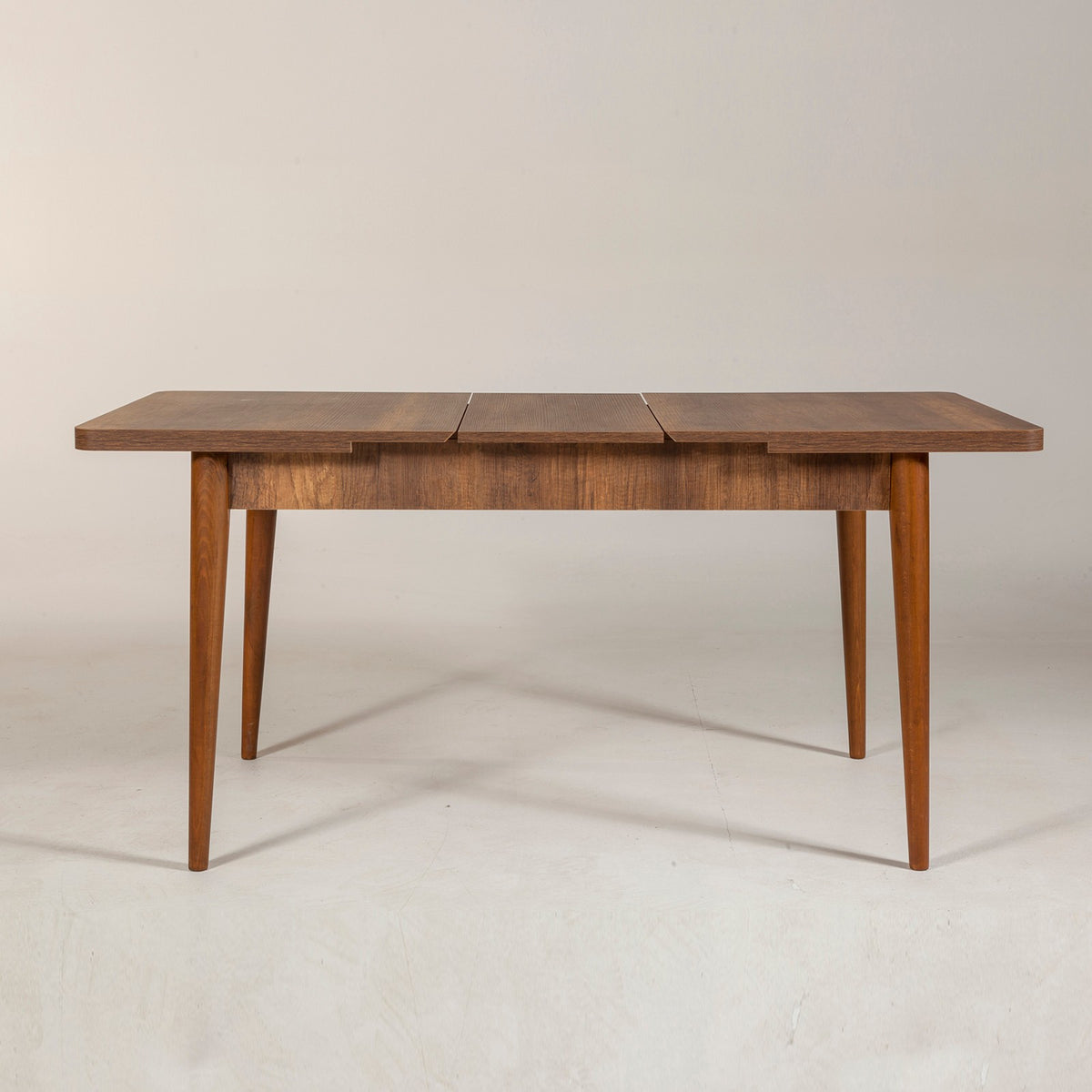 Vina Esstisch - Walnuss in Walnuss präsentiert im Onlineshop von KAQTU Design AG. Esstisch ist von Hanah Home