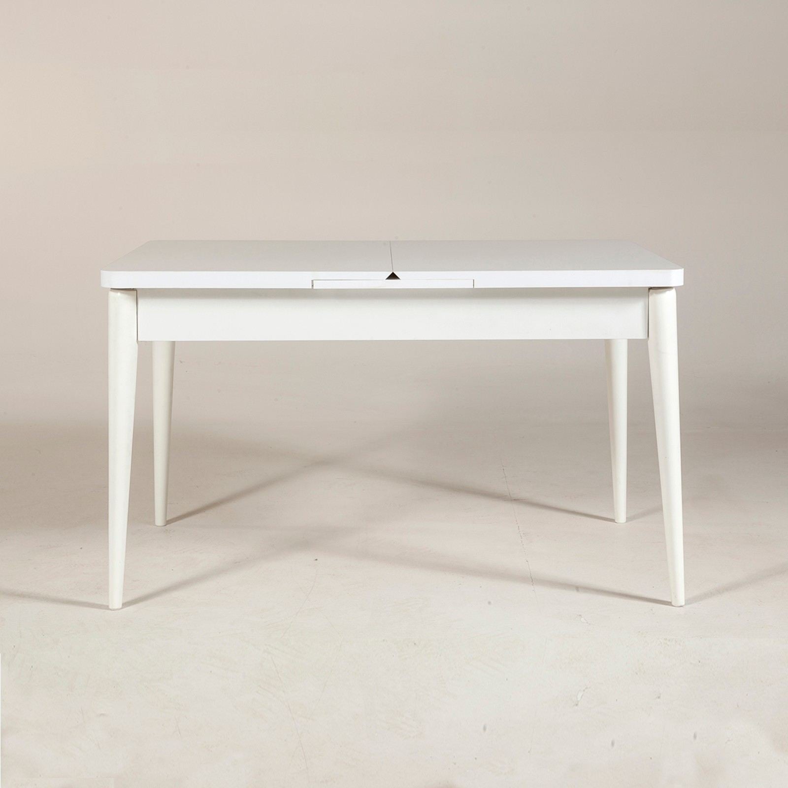 Vina - White in Weiss präsentiert im Onlineshop von KAQTU Design AG. Esstisch ist von Hanah Home