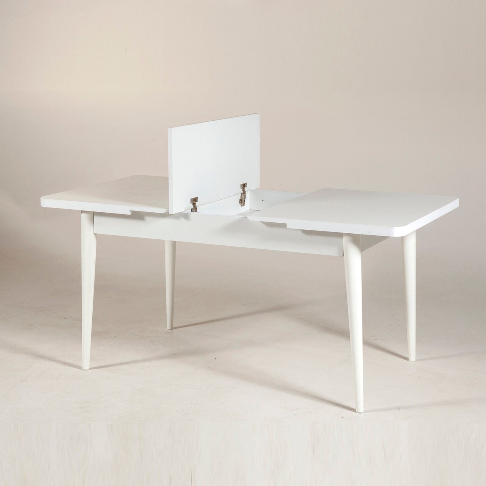 Entdecken Sie den eleganten Vina Esstisch in Weiß von Hanah Home. Ausziehbar, modern und perfekt für unvergessliche Dinnerpartys.