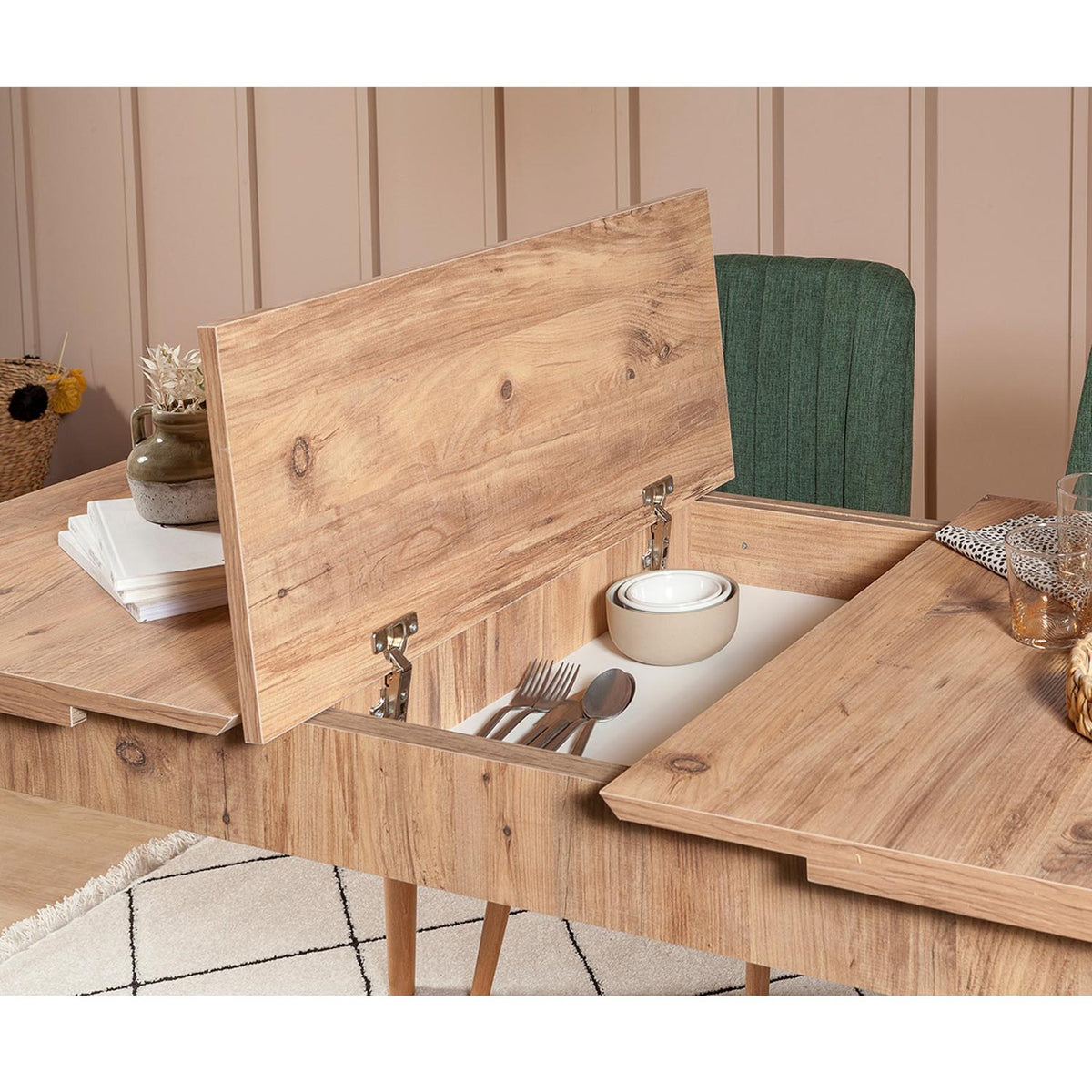 Vina 1070 Esstisch - Atlantische Kiefer Grün in Atlantische Kiefer Grün präsentiert im Onlineshop von KAQTU Design AG. Esstisch ist von Hanah Home