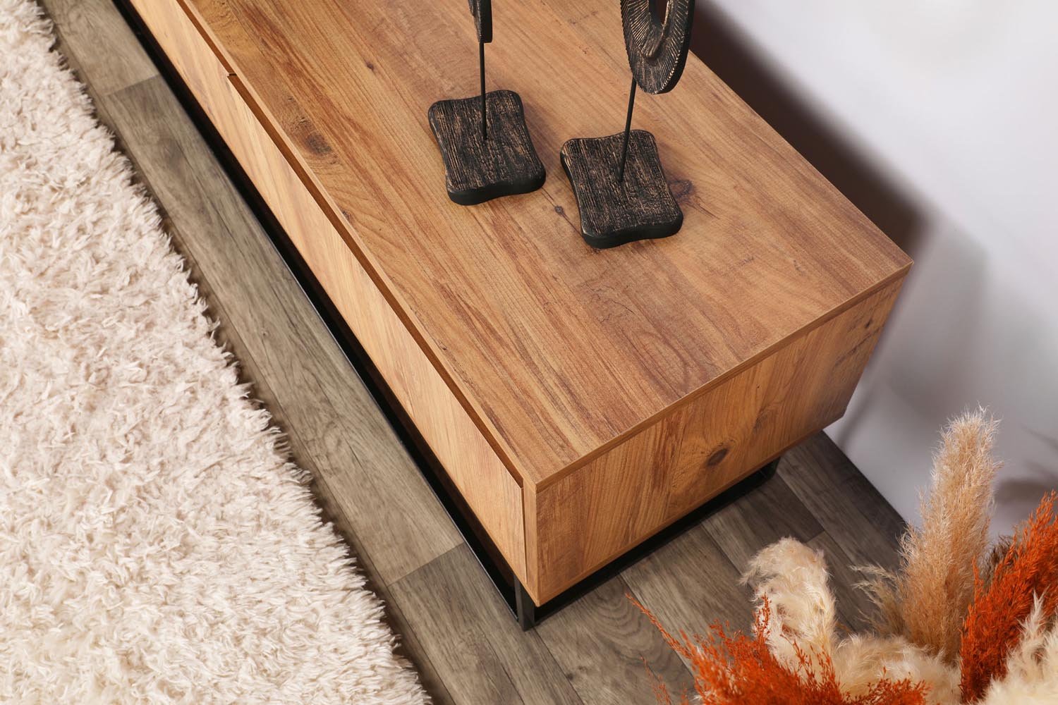 Lupin 180 - Walnut in Walnuss Schwarz präsentiert im Onlineshop von KAQTU Design AG. Sideboard ist von Hanah Home