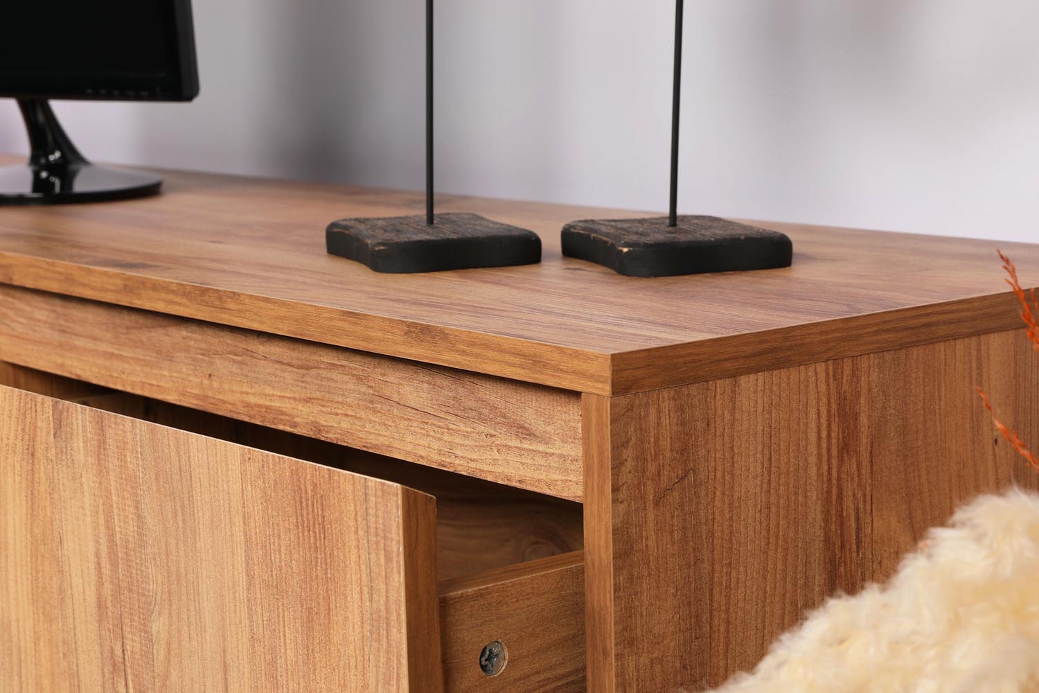 Lupin 180 - Walnut in Walnuss Schwarz präsentiert im Onlineshop von KAQTU Design AG. Sideboard ist von Hanah Home