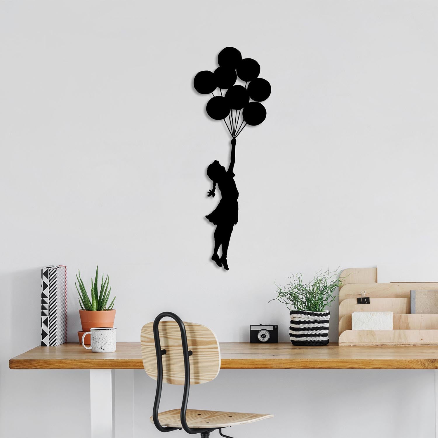 Banksy - 12 in Schwarz präsentiert im Onlineshop von KAQTU Design AG. Wanddeko ist von Wallity