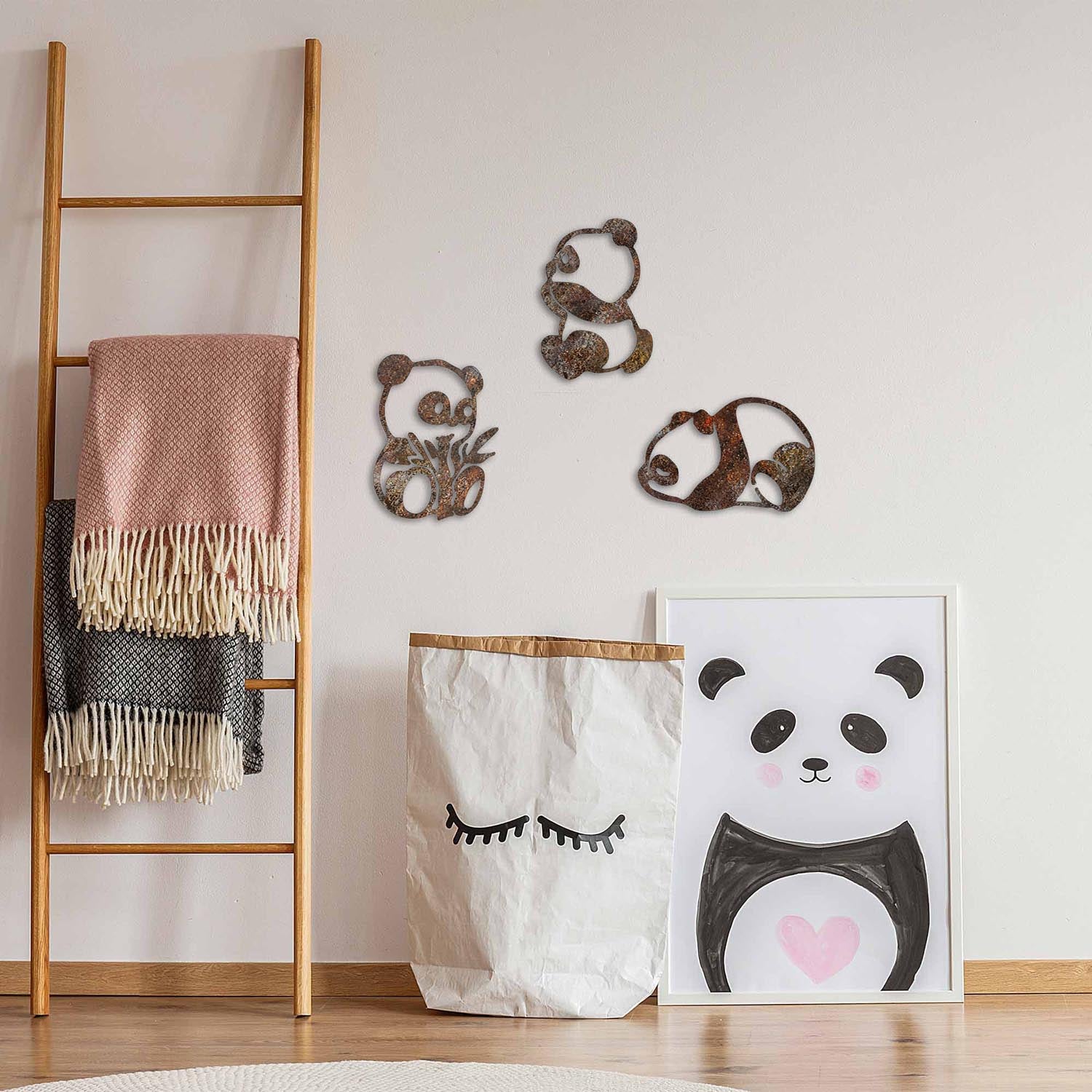 Rusty Panda in Antiquation präsentiert im Onlineshop von KAQTU Design AG. Wanddeko ist von Wallity