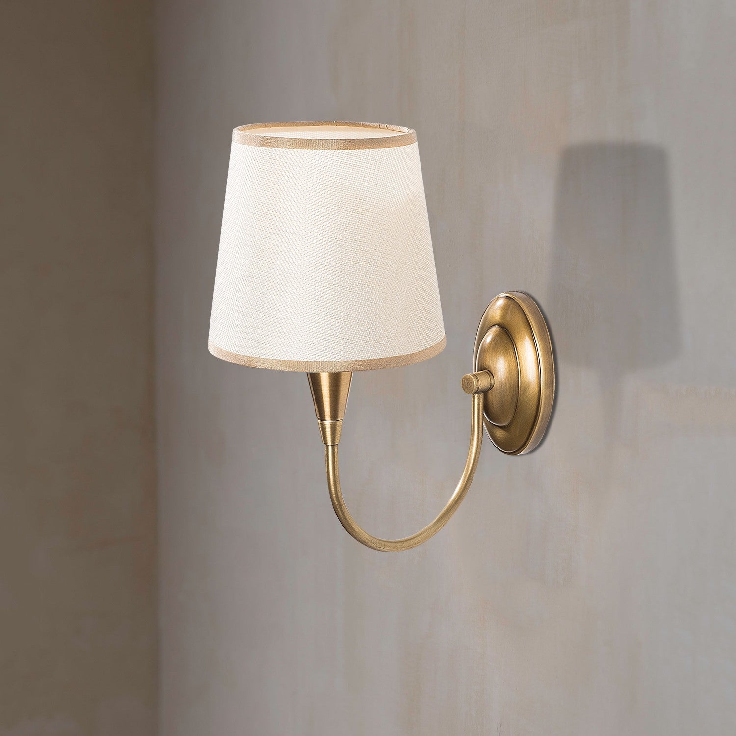 Pardo - 3031 in Antik präsentiert im Onlineshop von KAQTU Design AG. Wandleuchte ist von Opviq
