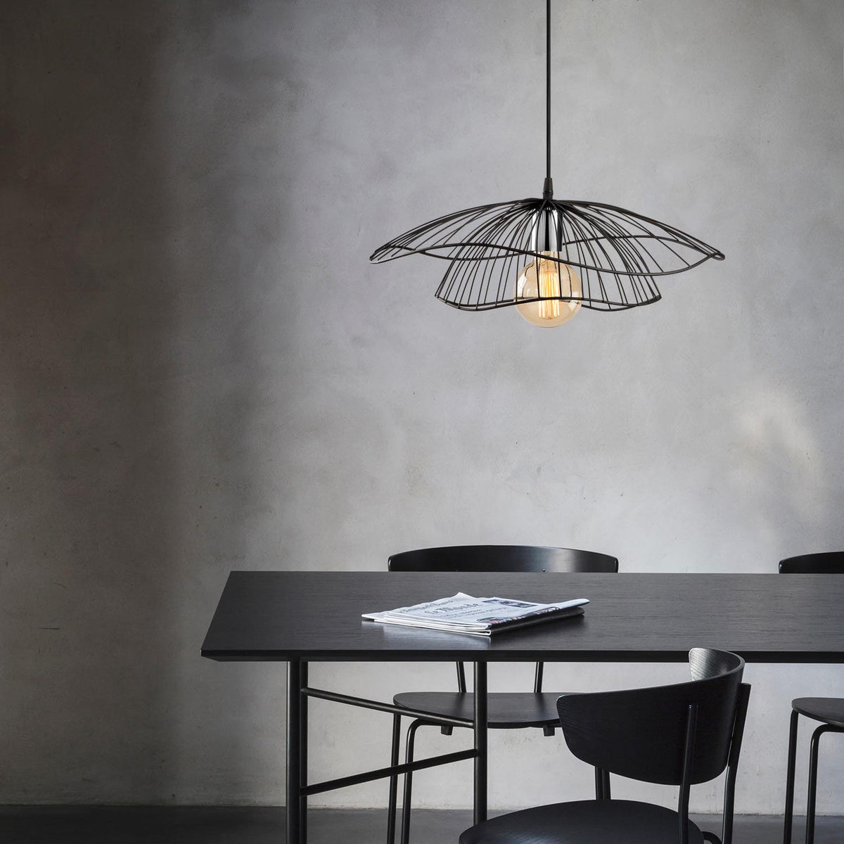 Tel Pendellampe - Schwarz in Schwarz präsentiert im Onlineshop von KAQTU Design AG. Pendelleuchte ist von Opviq
