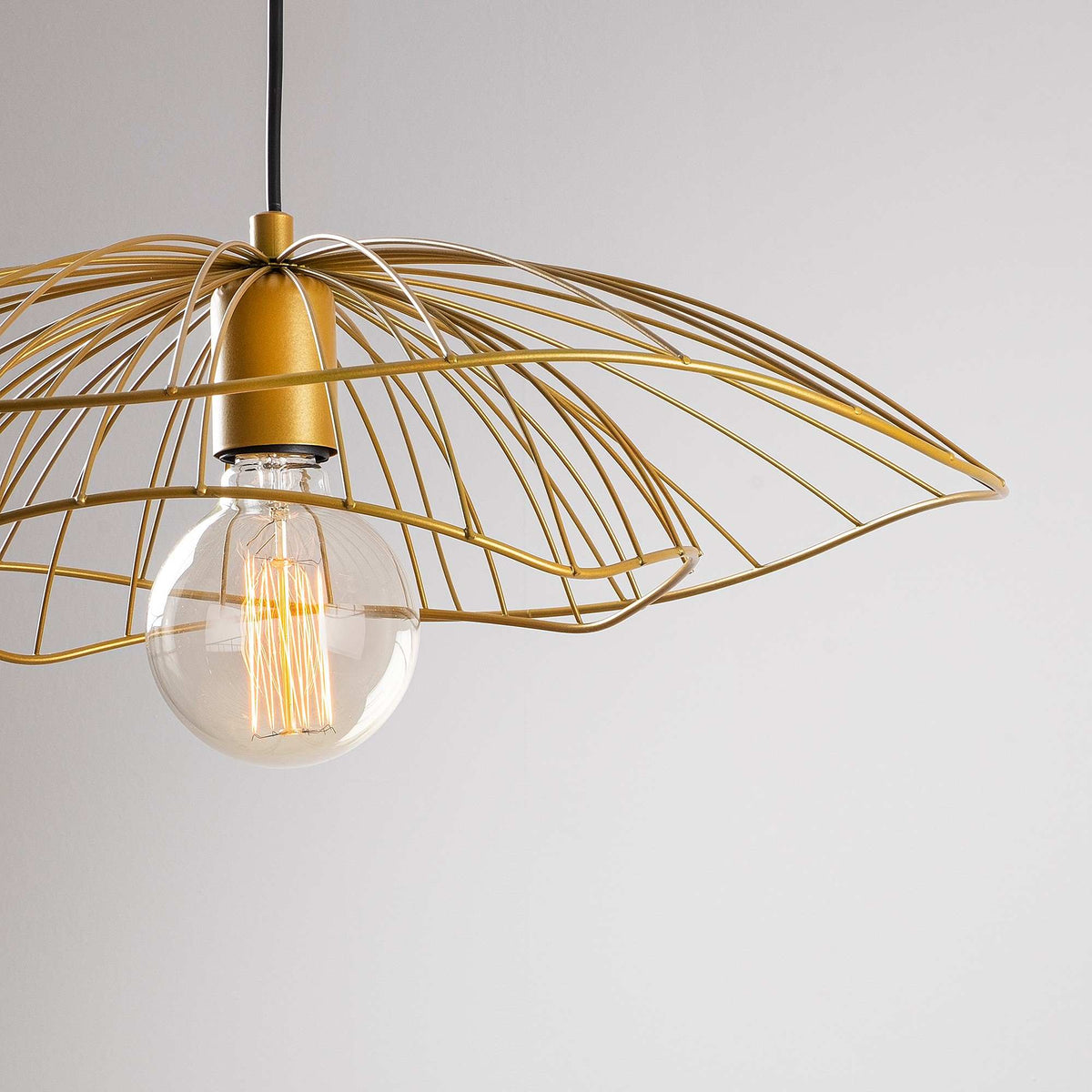 Tel Pendellampe - Gold in Gold präsentiert im Onlineshop von KAQTU Design AG. Pendelleuchte ist von Opviq
