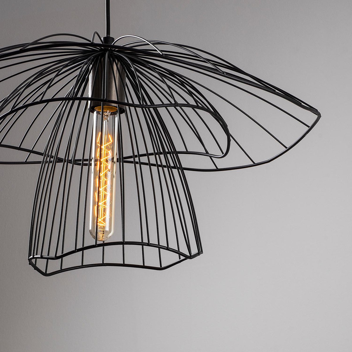 Tel Pendellampe - Schwarz in Schwarz präsentiert im Onlineshop von KAQTU Design AG. Pendelleuchte ist von Opviq