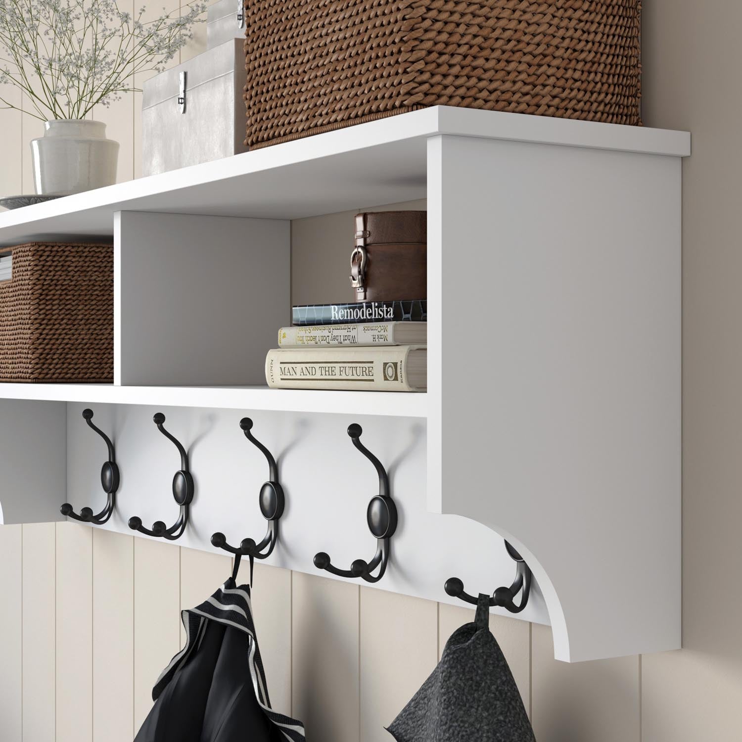 P2 - 439 in Weiss präsentiert im Onlineshop von KAQTU Design AG. Garderobe ist von Hanah Home