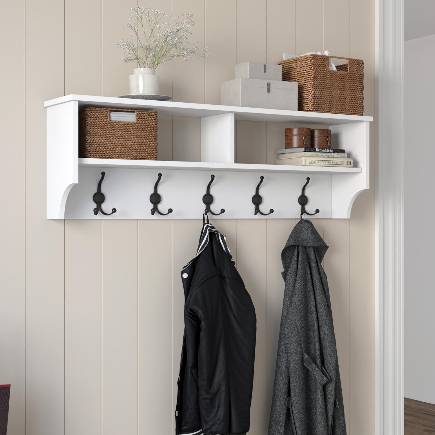 P2 - 439 in Weiss präsentiert im Onlineshop von KAQTU Design AG. Garderobe ist von Hanah Home