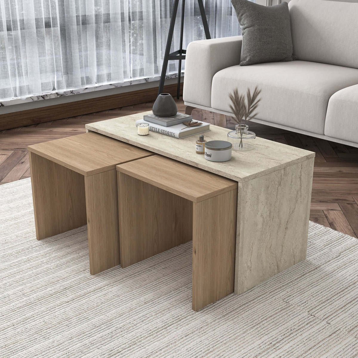 Dreiteiliges Couchtisch-Set in Travertin-Optik von Hanah Home, bestehend aus einem grossen Tisch und zwei kleineren Beistelltischen aus melaminbeschichteter Spanplatte.