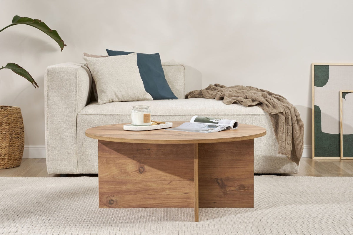 Quadratischer Couchtisch aus melaminbeschichteter Spanplatte in Atlantik Kiefer, 90 x 90 x 40 cm, schlichte Optik im Wohnzimmer.