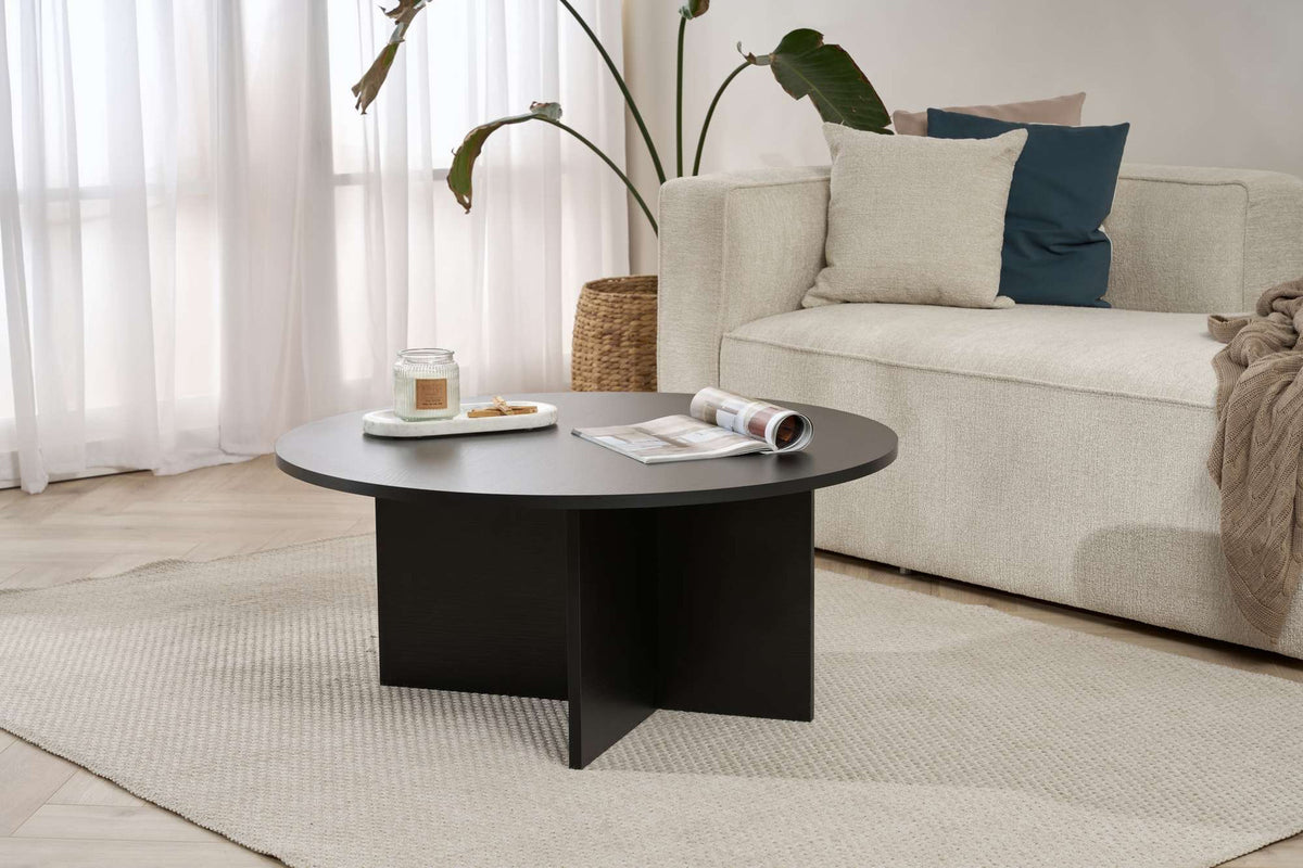 Quadratischer Couchtisch Soleil von Nordure in Holzschwarz, Oberfläche aus melaminbeschichteter Spanplatte, schlichte Tischplatte mit geraden Kanten.