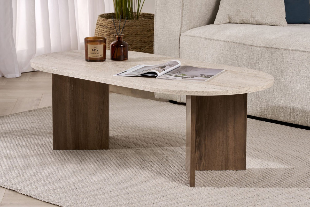 Couchtisch Sable von Nordure mit Tischplatte in Travertin-Optik und Gestell in Venezia-Walnuss-Optik, rechteckige Form, 119 x 60 x 40 cm.