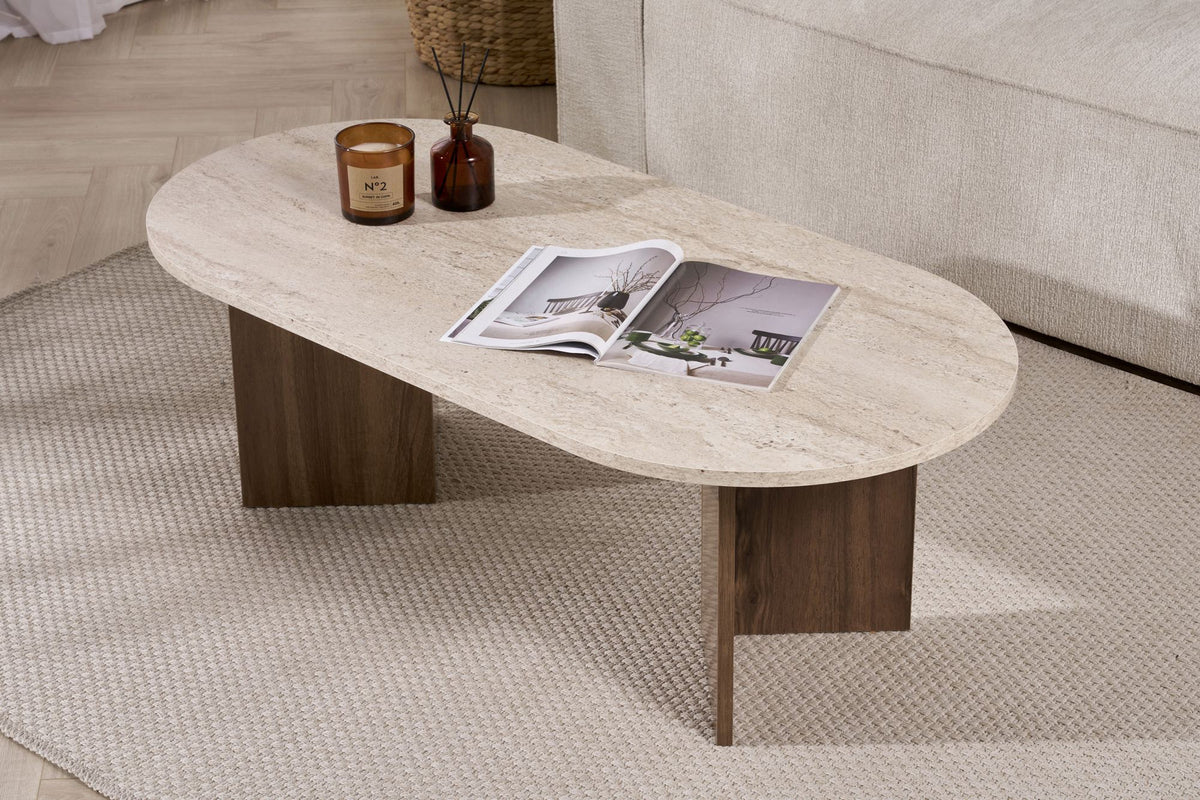Couchtisch Sable von Nordure mit Tischplatte in Travertin-Optik und Gestell in Venezia-Walnuss-Optik, rechteckige Form, 119 x 60 x 40 cm.