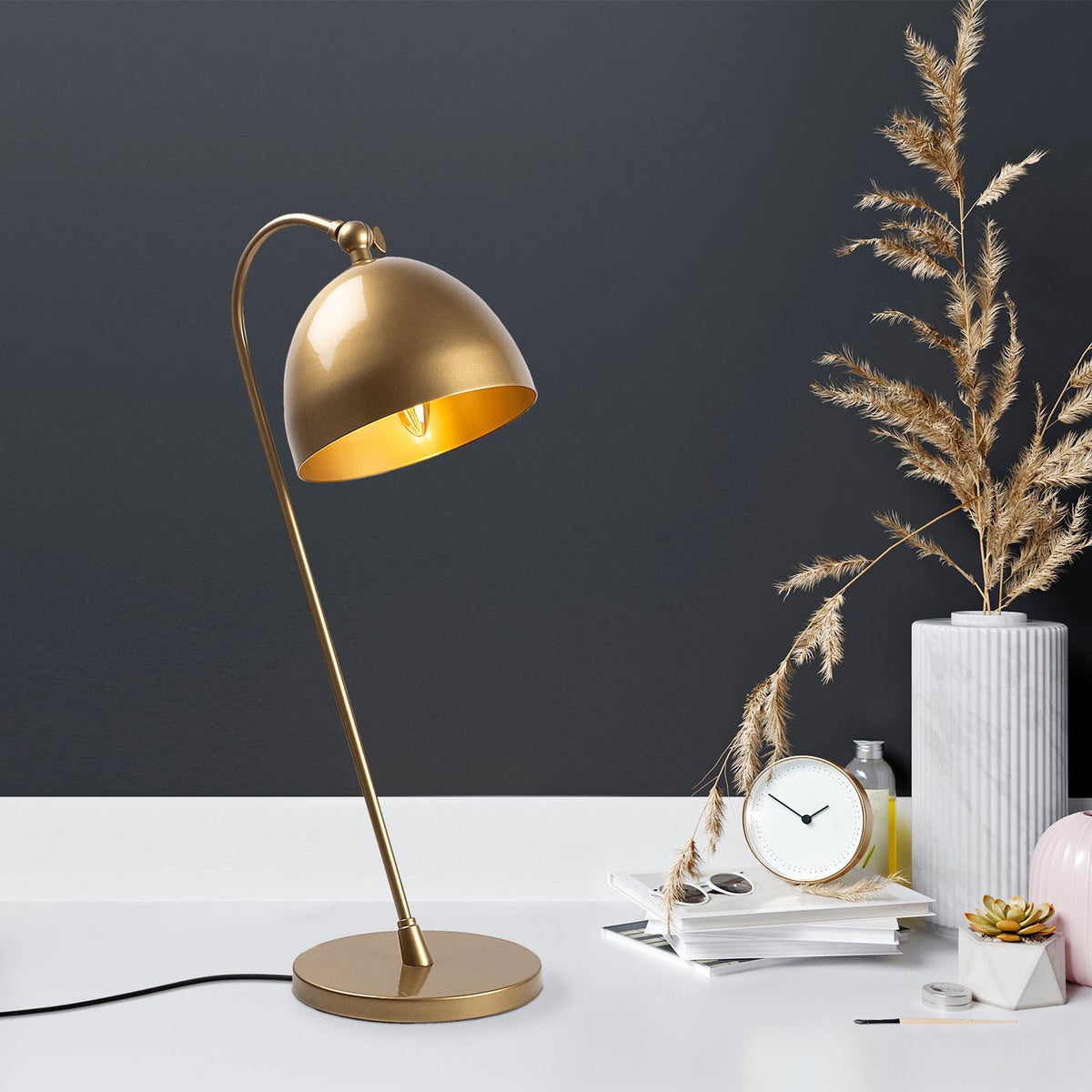 Acuka Tischleuchte - Gold in Gold präsentiert im Onlineshop von KAQTU Design AG. Tischleuchte ist von Opviq