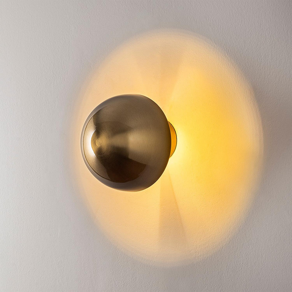 Fungal Wandleuchte - Gold in Gold präsentiert im Onlineshop von KAQTU Design AG. Wandleuchte ist von Opviq
