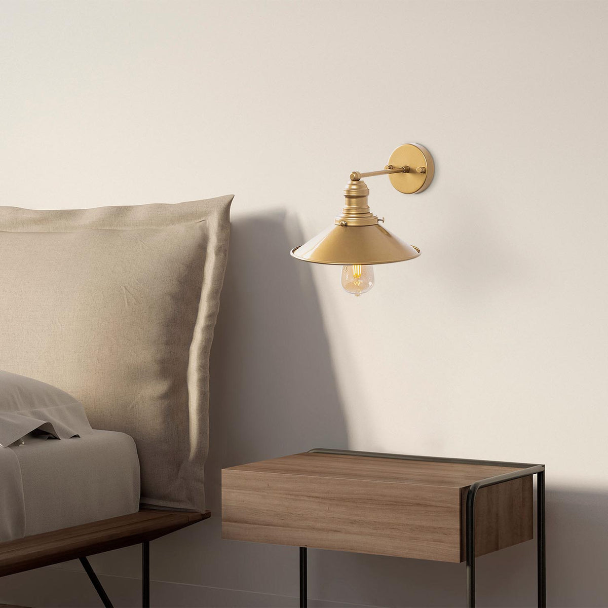 Conical Wandleuchte - Gold in Gold präsentiert im Onlineshop von KAQTU Design AG. Wandleuchte ist von Opviq
