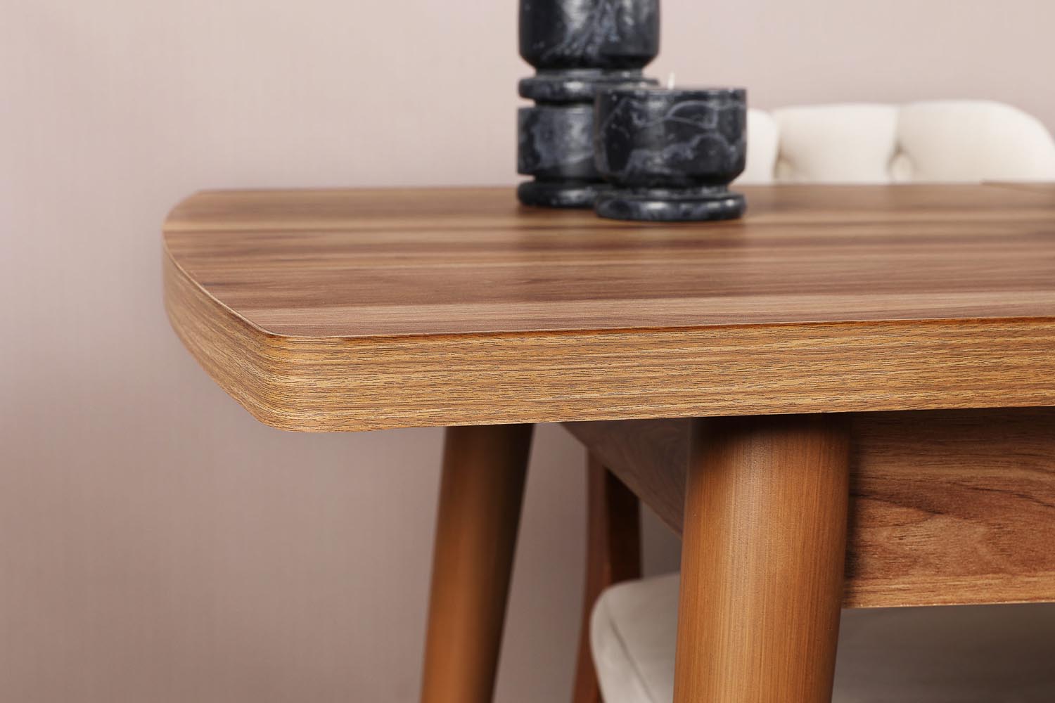 Inci 1141 in Walnuss präsentiert im Onlineshop von KAQTU Design AG. Esstisch ist von Hanah Home