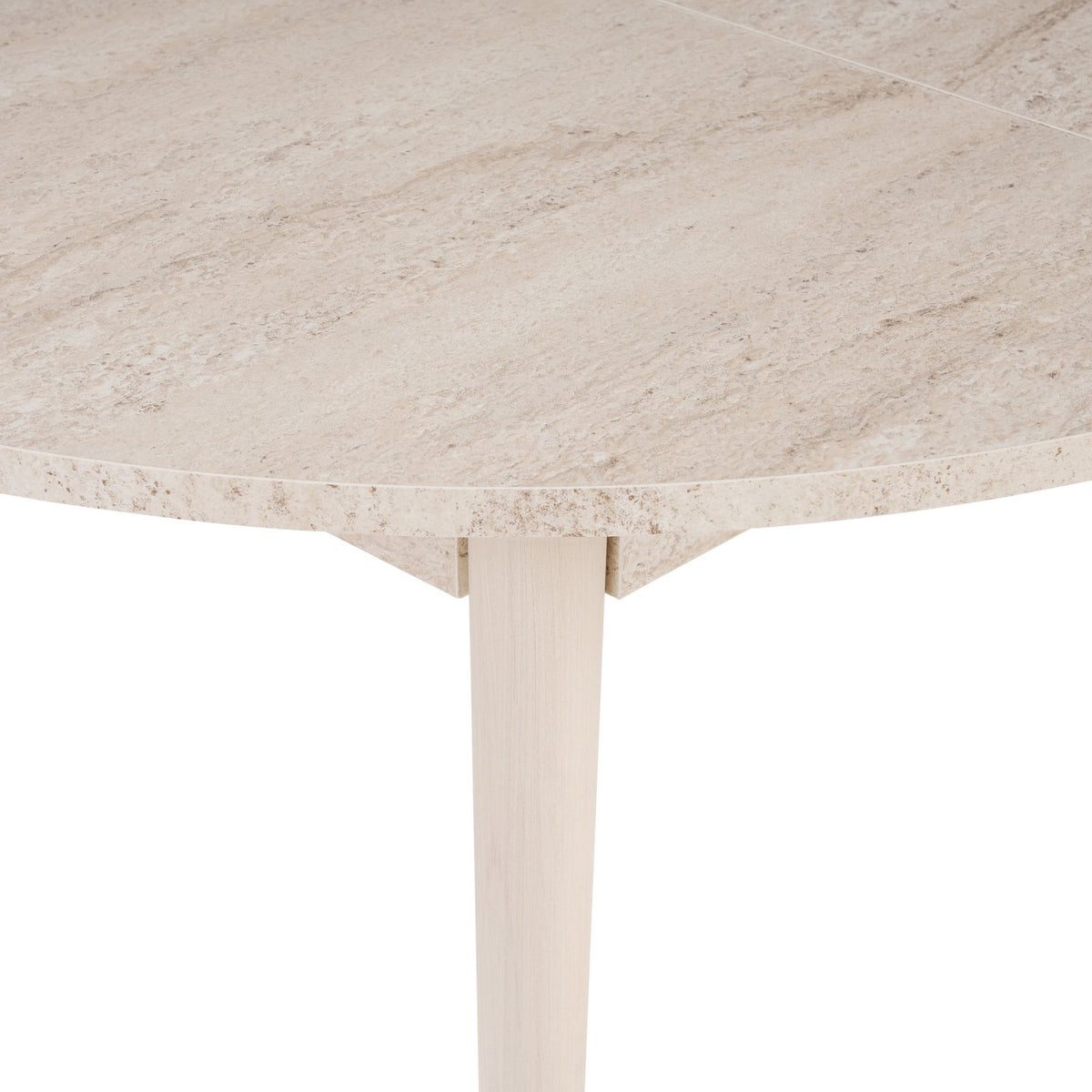Ausziehbarer Esstisch mit heller Travertin-Optik Tischplatte und Holzbeinen in Eiche, rechteckige Form, skandinavisches Design.