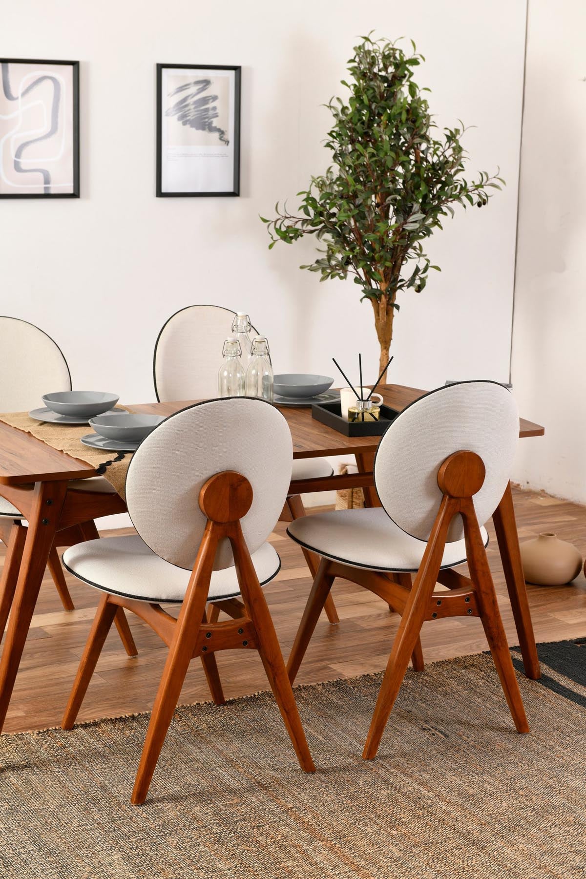 Touch v2 - Cream in Walnuss
 Creme präsentiert im Onlineshop von KAQTU Design AG. Stuhl ist von Hanah Home