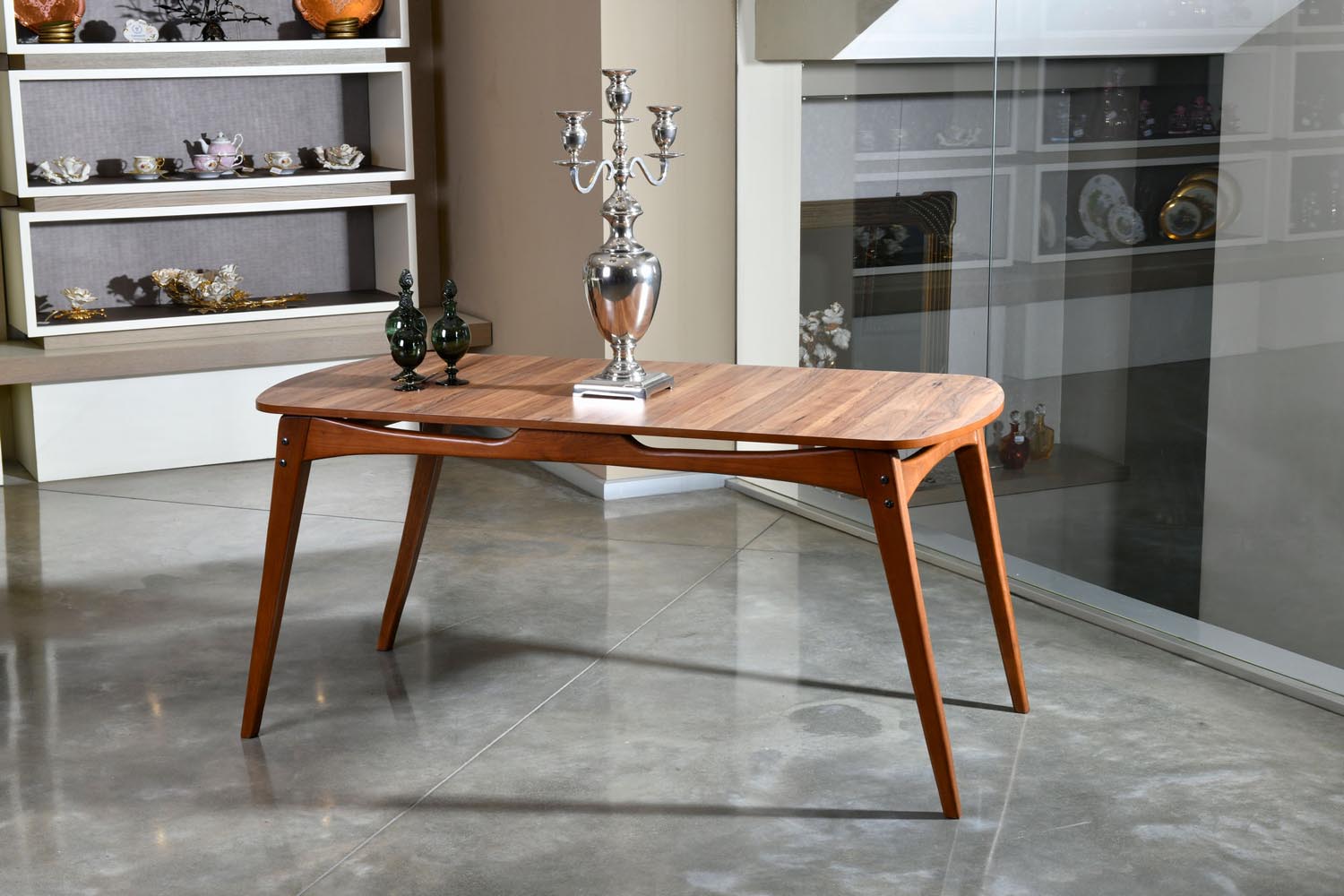 Eleganter Touch Esstisch in Walnuss von Hanah Home: Robuste Bauweise, skandinavisches Design und Platz für unvergessliche Momente. Ideal für jedes Zuhause.