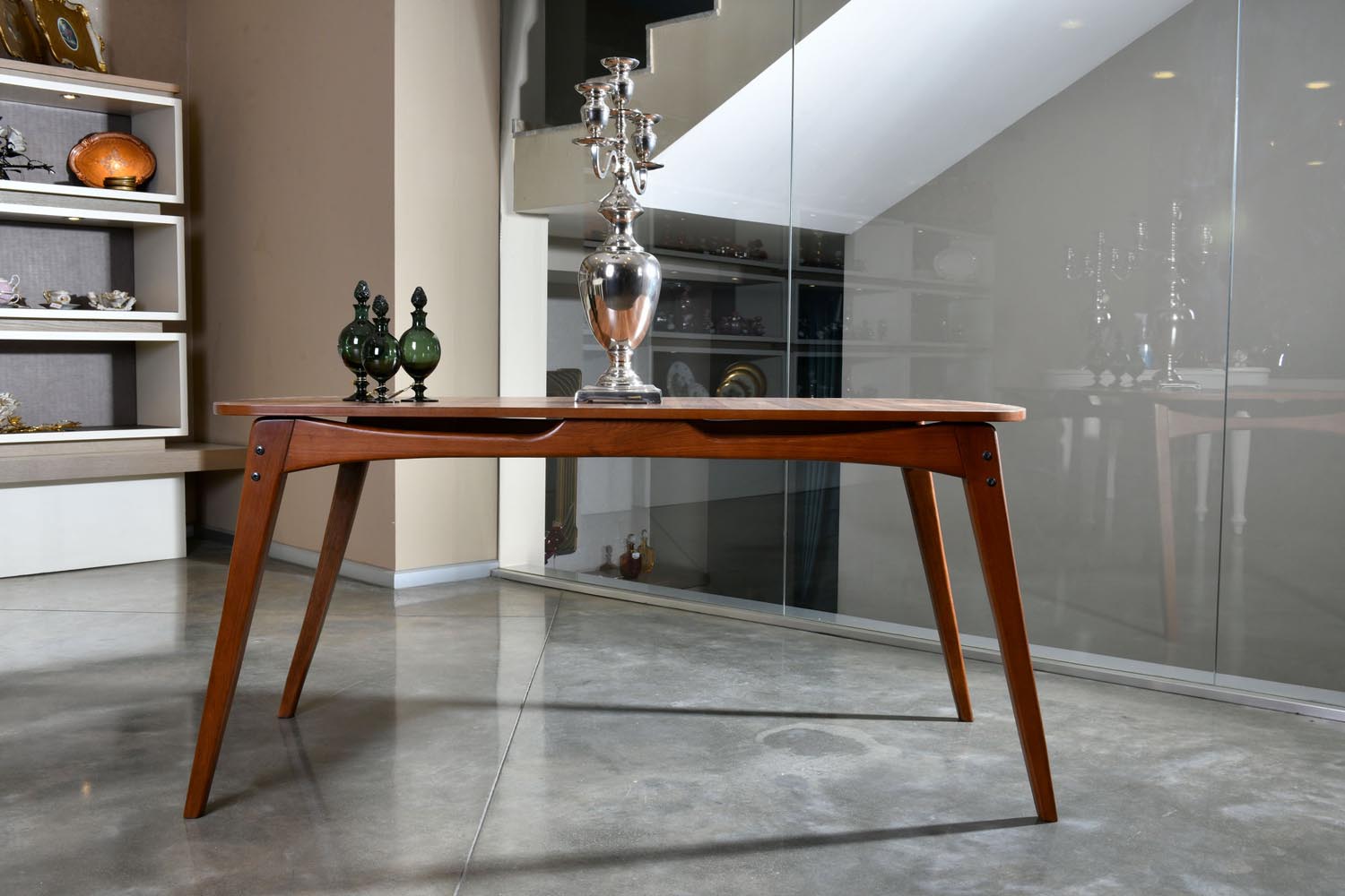 Eleganter Touch Esstisch in Walnuss von Hanah Home: Robuste Bauweise, skandinavisches Design und idealer Platz für unvergessliche Momente mit Familie und Freunden.