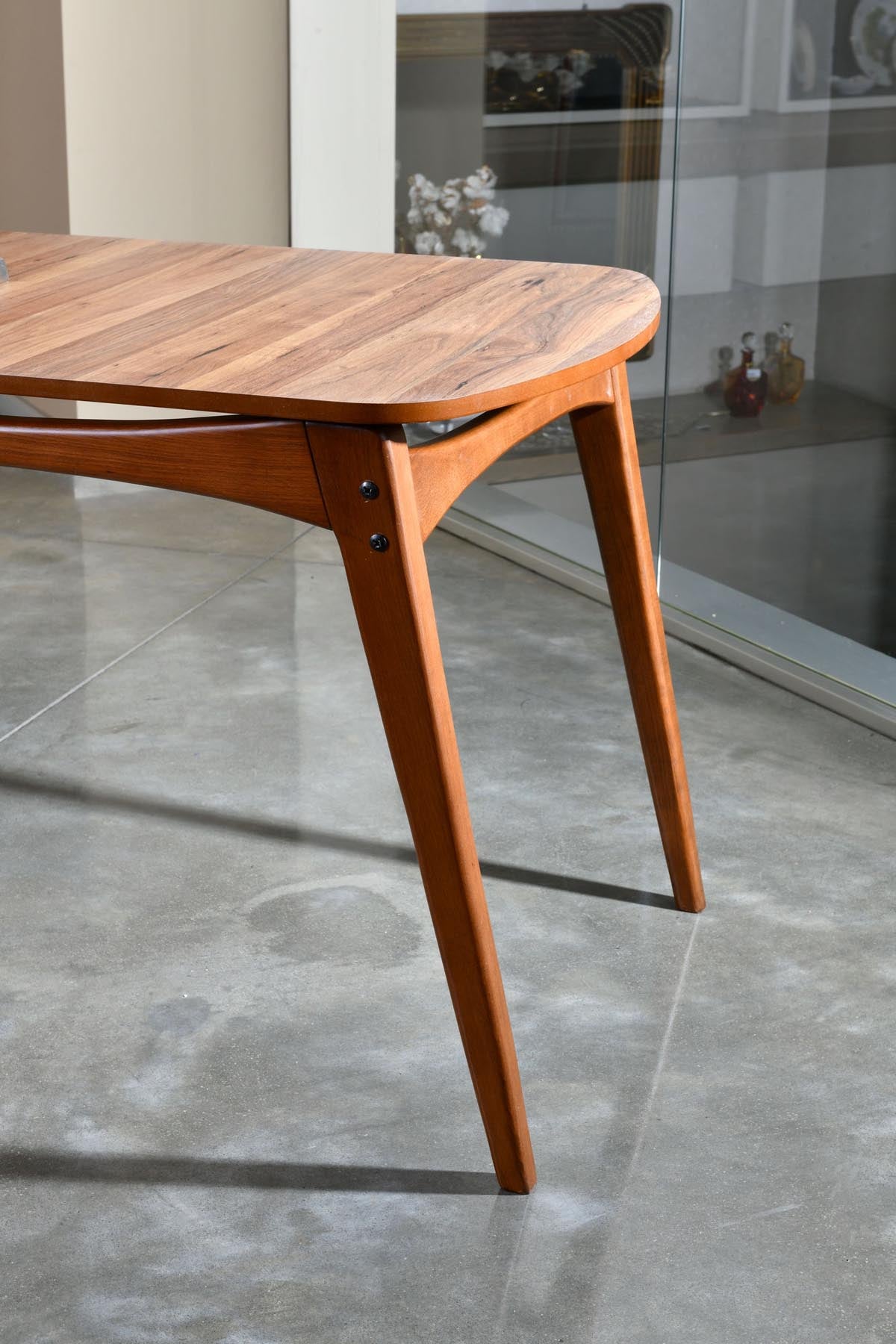 Stilvoller Touch Esstisch in Walnuss von Hanah Home: Hochwertiges Hainbuchenholz, minimalistische Eleganz und großzügiger Platz für gesellige Abende.
