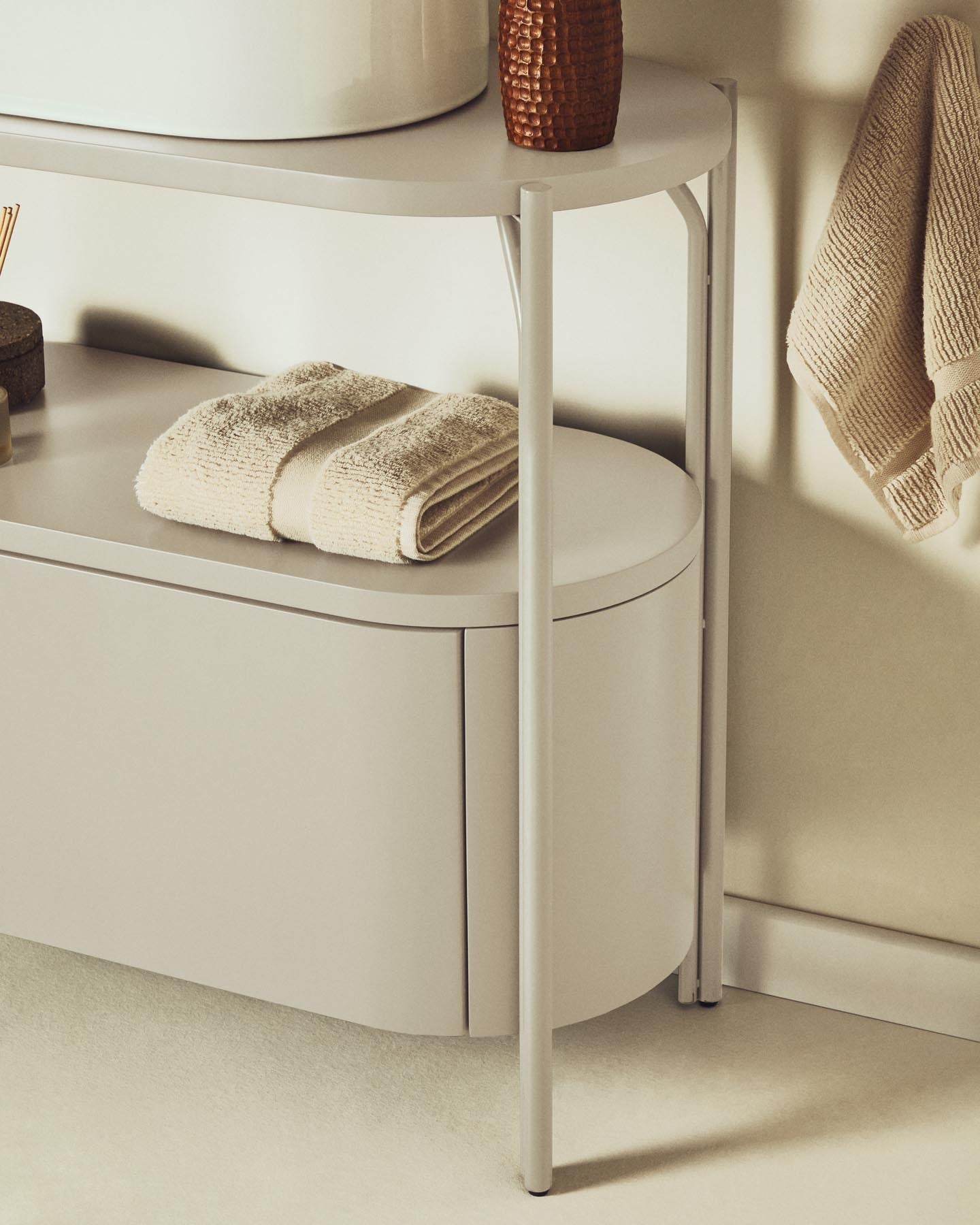 Badezimmermöbel Arely mit Stahlgestell und weiß lackiertem MDF, 90 x 40 cm in Beige präsentiert im Onlineshop von KAQTU Design AG. Badzubehör ist von Kave Home