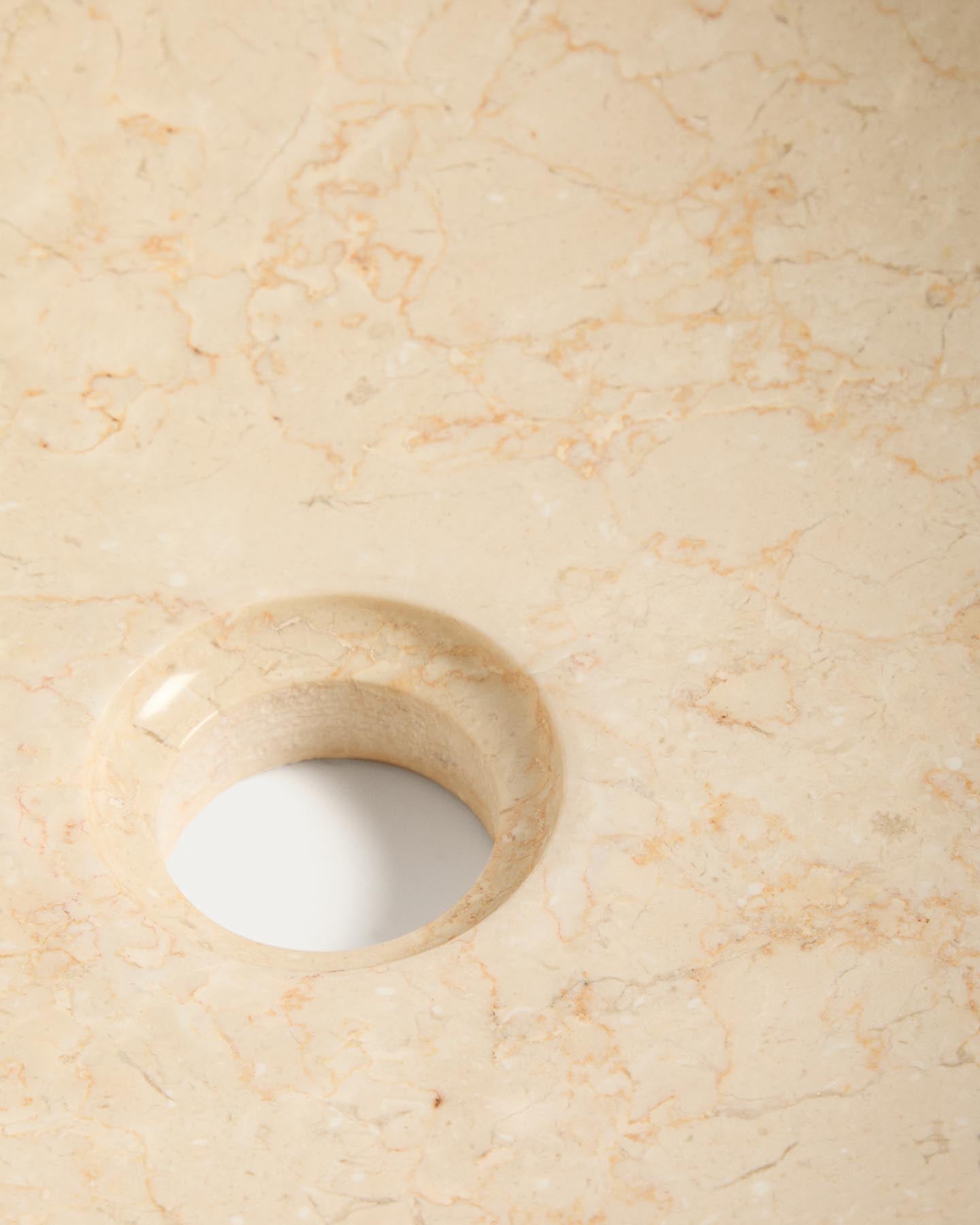 Aufsatzwaschbecken Darnen aus beigem Marmor, Ø 40 cm in Beige präsentiert im Onlineshop von KAQTU Design AG. Badzubehör ist von Kave Home