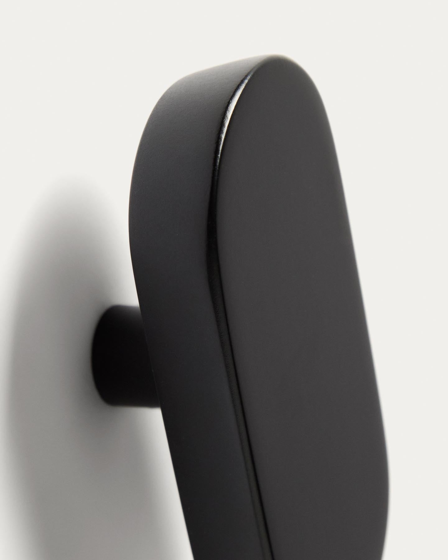 Set Arely aus 2 Kleiderhaken aus massivem Buchenholz mit schwarzer Lackierung, 6,5 cm/10 cm in Schwarz präsentiert im Onlineshop von KAQTU Design AG. Badzubehör ist von Kave Home