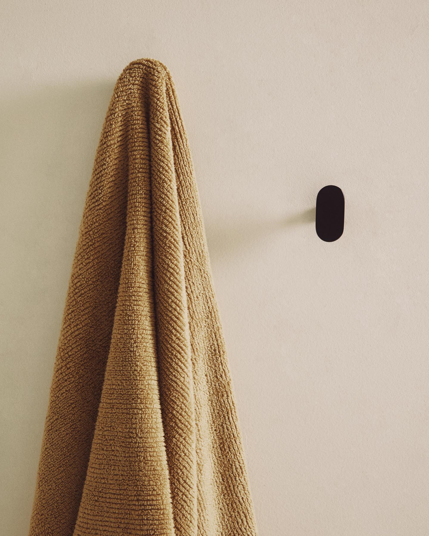 Set Arely aus 2 Kleiderhaken aus massivem Buchenholz mit schwarzer Lackierung, 6,5 cm/10 cm in Schwarz präsentiert im Onlineshop von KAQTU Design AG. Badzubehör ist von Kave Home