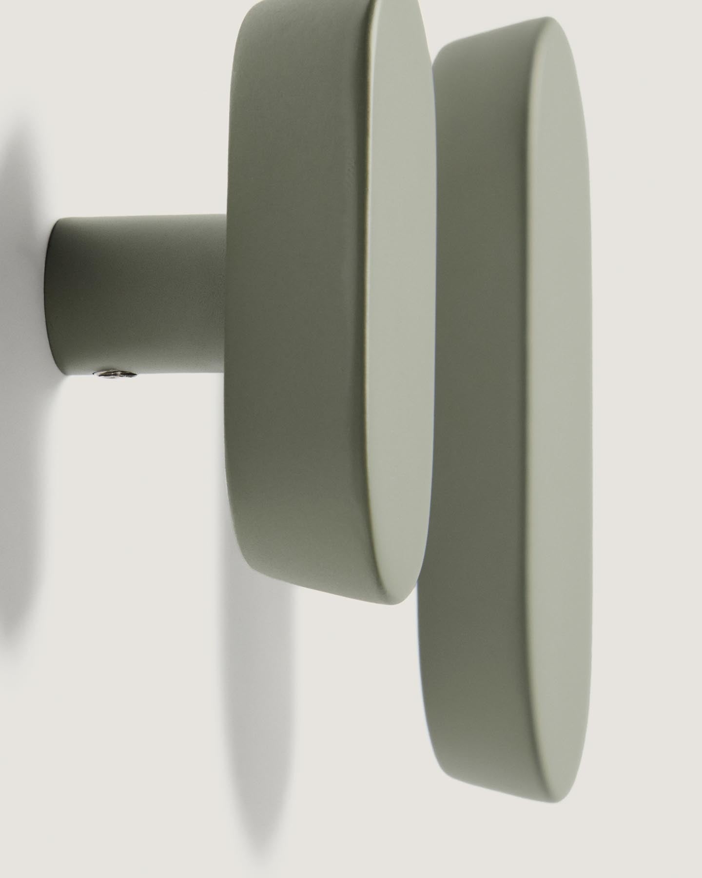 Set Arely aus 2 Kleiderhaken aus massivem Buchenholz mit grüner Lackierung, 6,5 cm/10 cm in Grün präsentiert im Onlineshop von KAQTU Design AG. Badzubehör ist von Kave Home