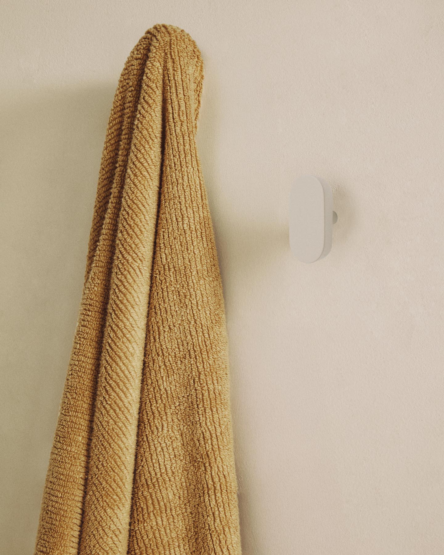 Set Arely aus 2 Kleiderhaken aus massivem Buchenholz mit beigefarbener Lackierung, 6,5 cm/10 cm in Beige präsentiert im Onlineshop von KAQTU Design AG. Badzubehör ist von Kave Home