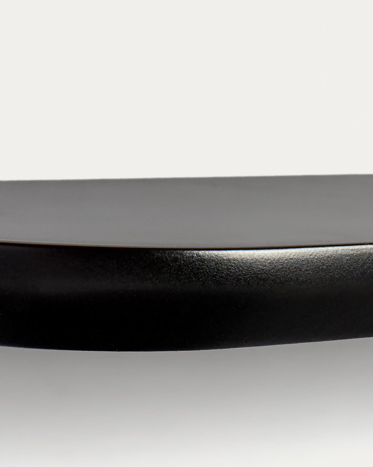 Set Arely aus 2 MDF-Regalen mit schwarzer Lackierung, 35 cm/55 cm in Schwarz präsentiert im Onlineshop von KAQTU Design AG. Badzubehör ist von Kave Home